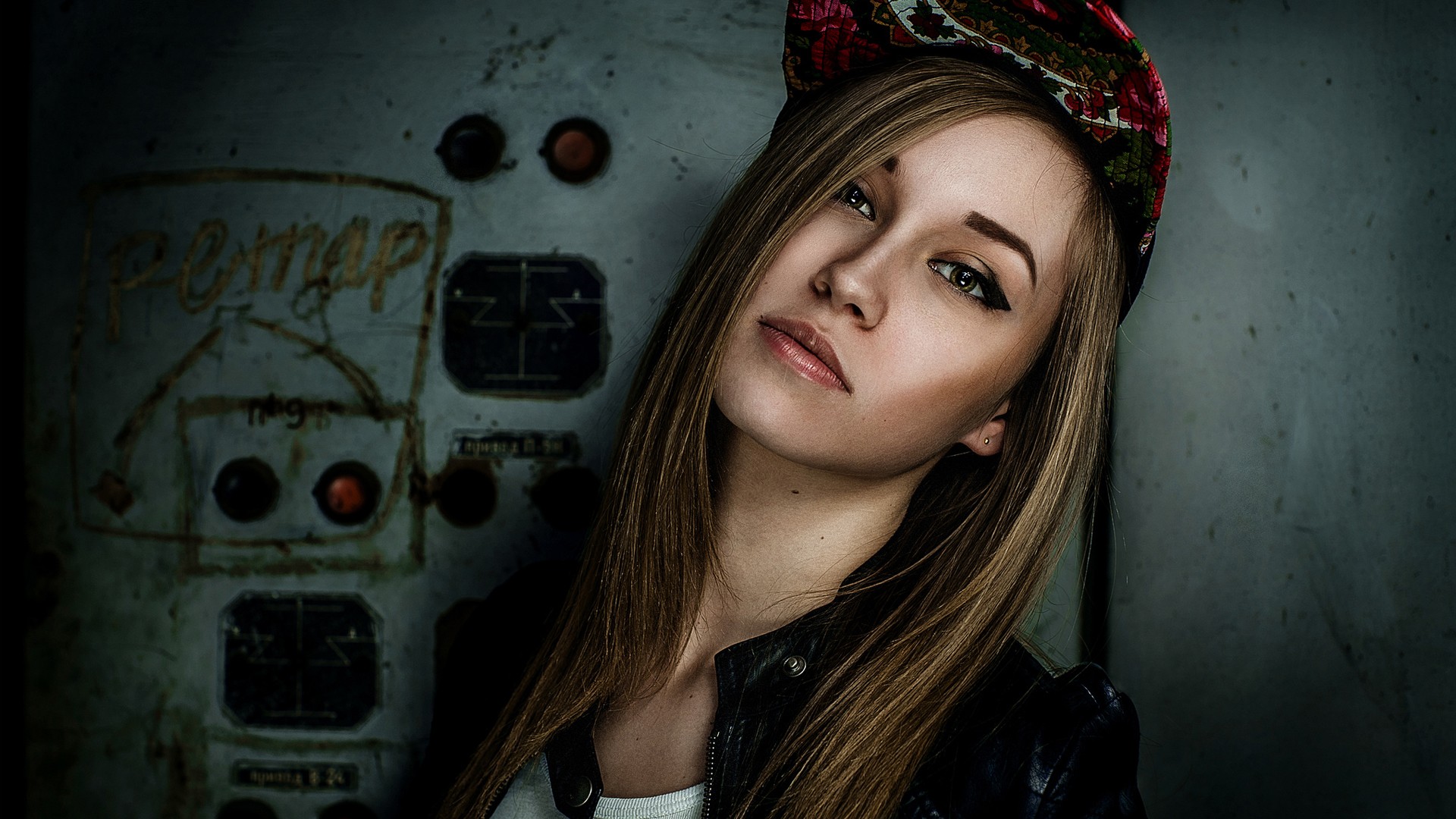 Woman wearing a cap and leather jacket HD Wallpaper