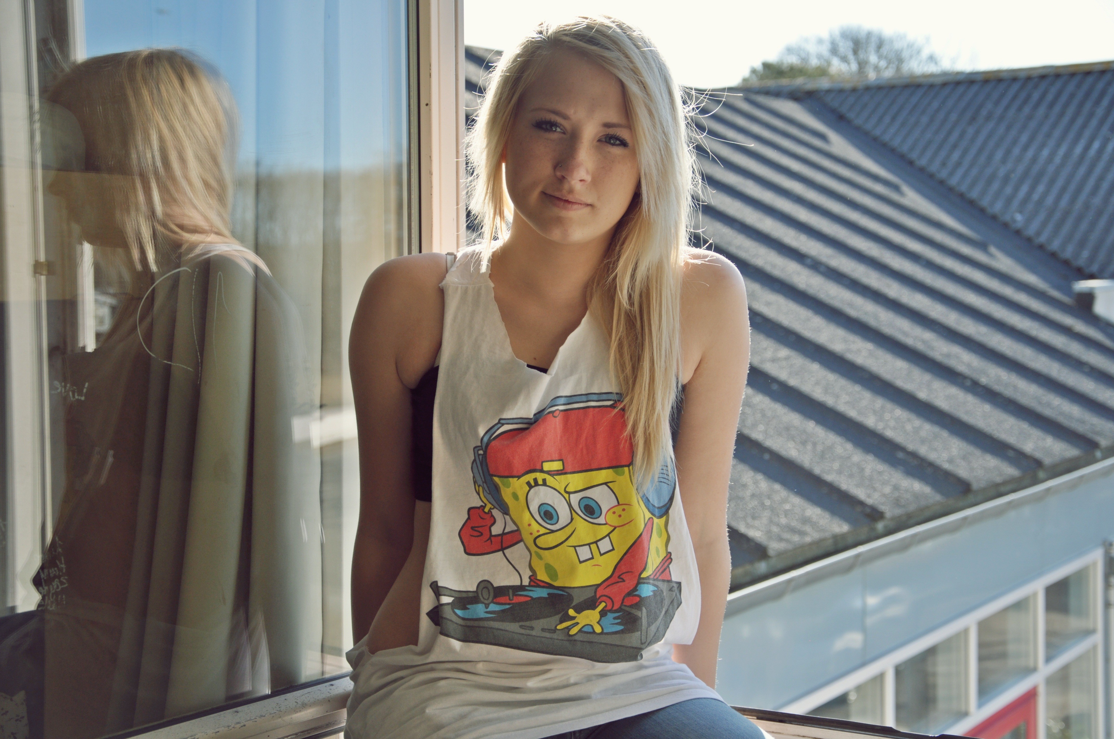 Woman wearing SpongeBob SquarePants shirt HD Wallpaper