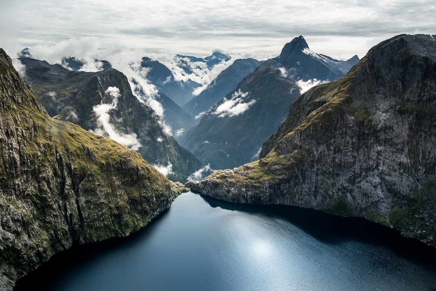 Lake and mountains with clouds HD Wallpaper