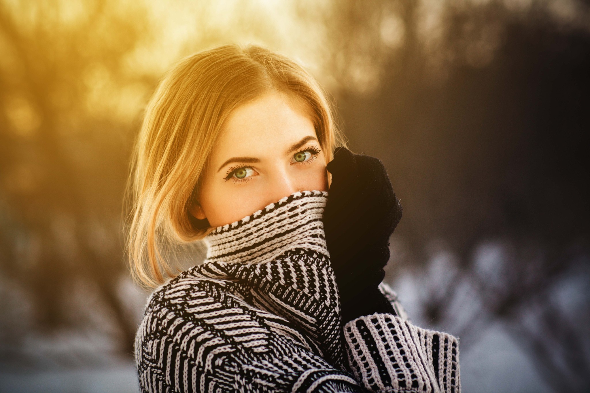 Woman with green eyes wearing a sweater outdoors HD Wallpaper