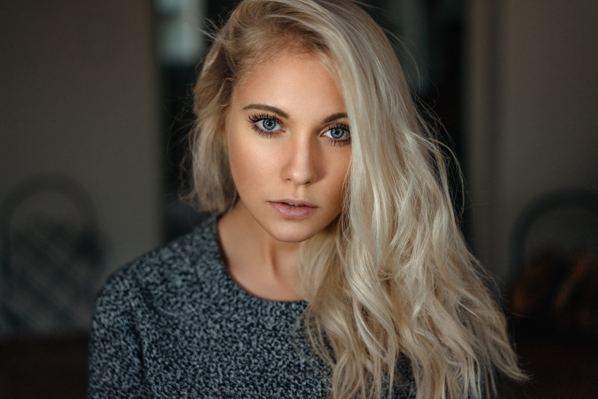 Woman with blonde hair wearing a grey sweater HD Wallpaper