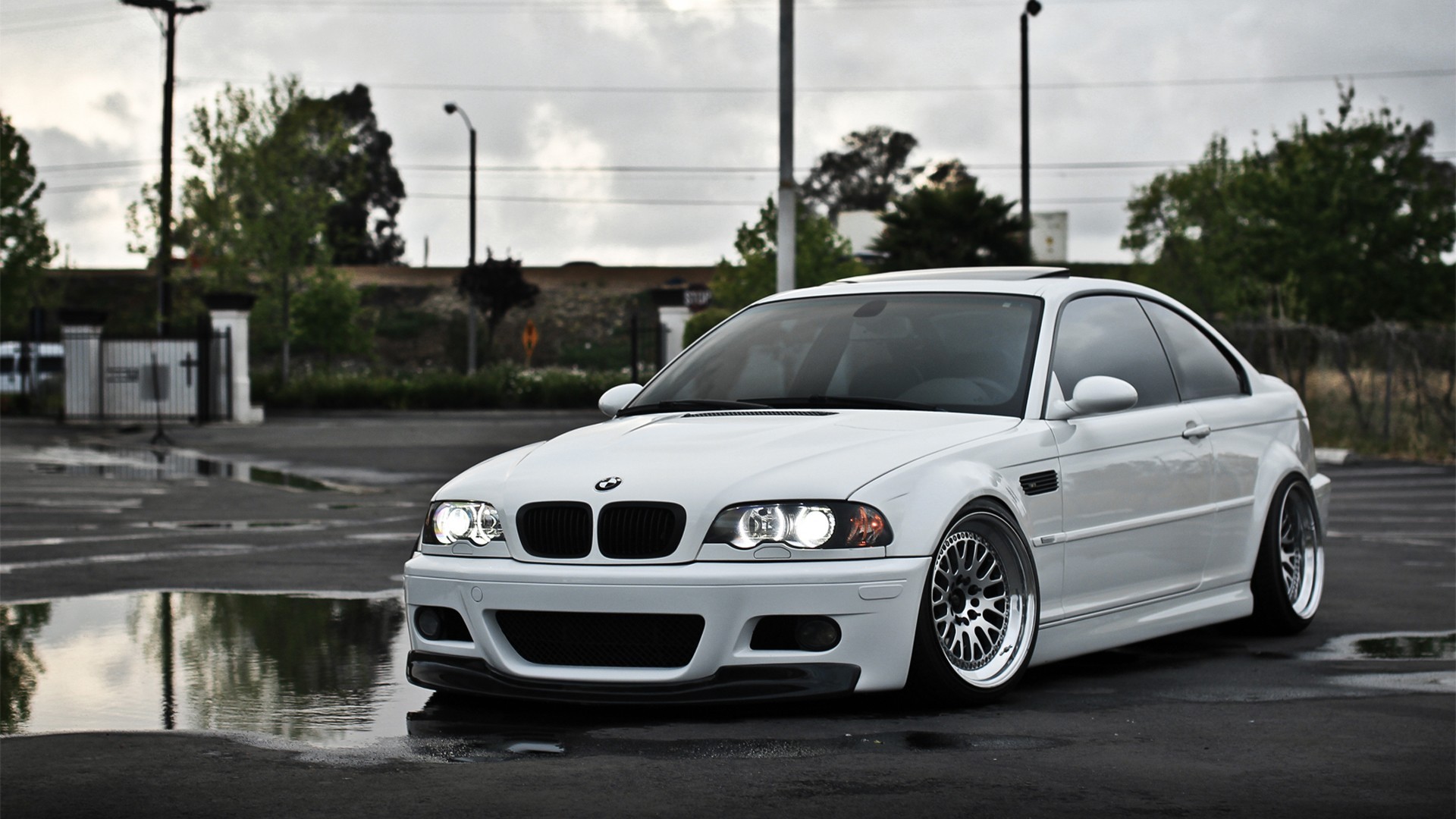 White BMW E46 M3 parked on wet asphalt HD Wallpaper