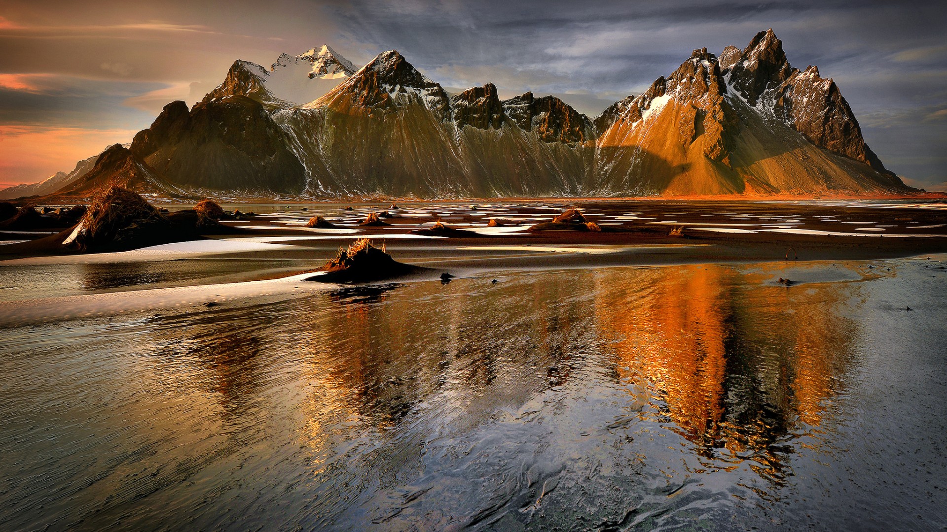 Mountains reflecting in water in Iceland HD Wallpaper