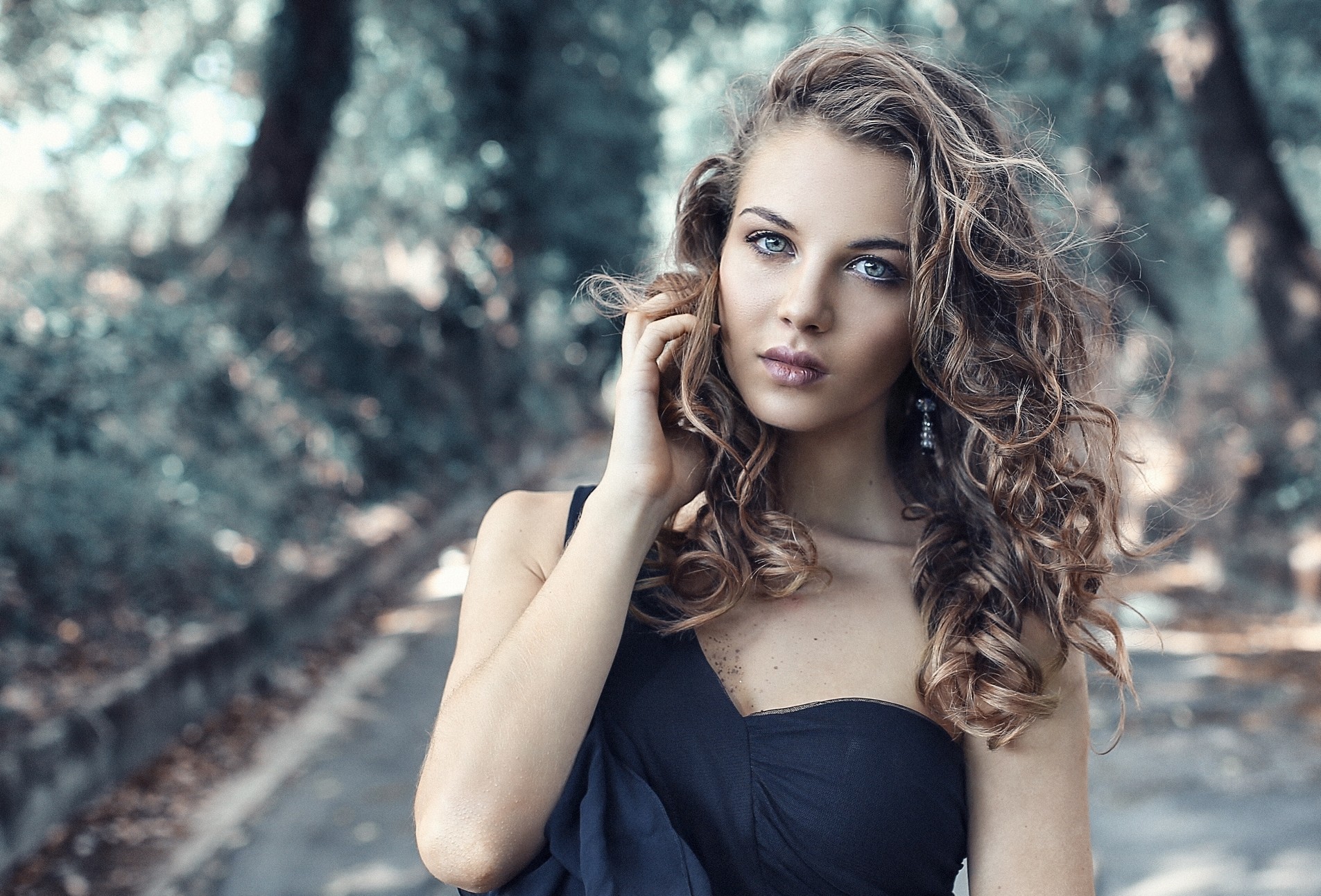 Portrait of a woman with curly hair HD Wallpaper