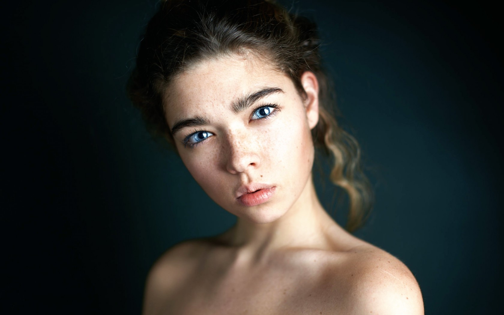 Portrait of a young woman with blue eyes HD Wallpaper