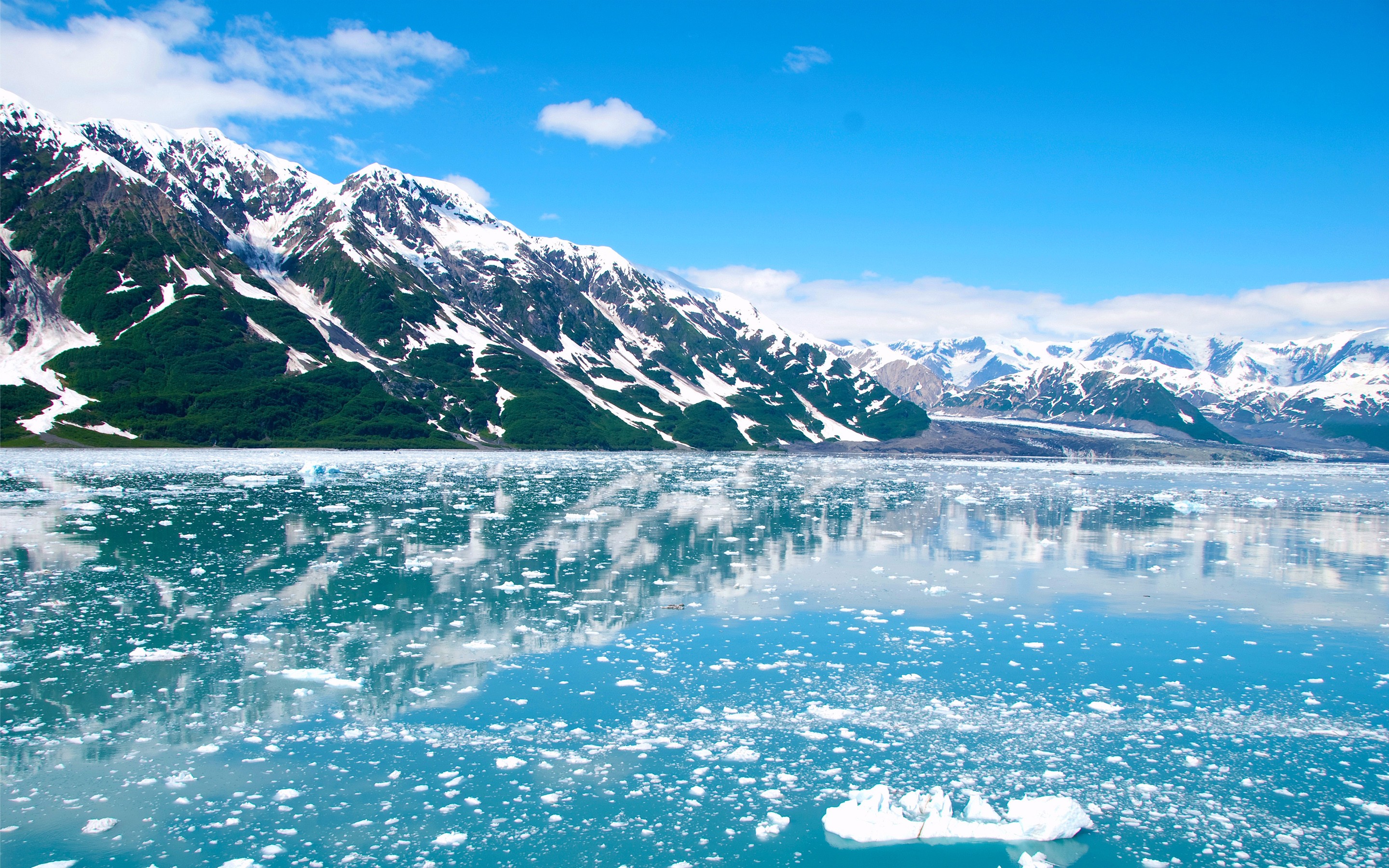 Alaska mountains and icebergs on a clear day HD Wallpaper