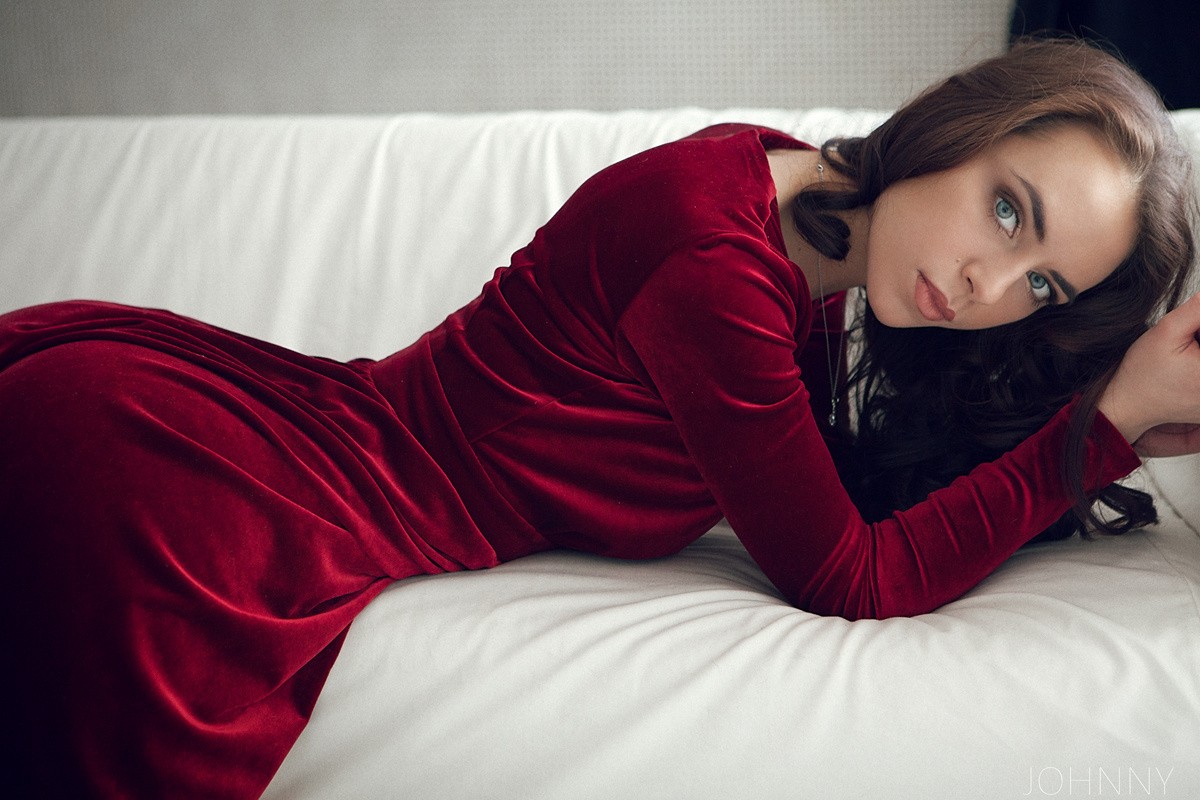 looking at viewer, red dress, women, ass, in bed HD Wallpaper