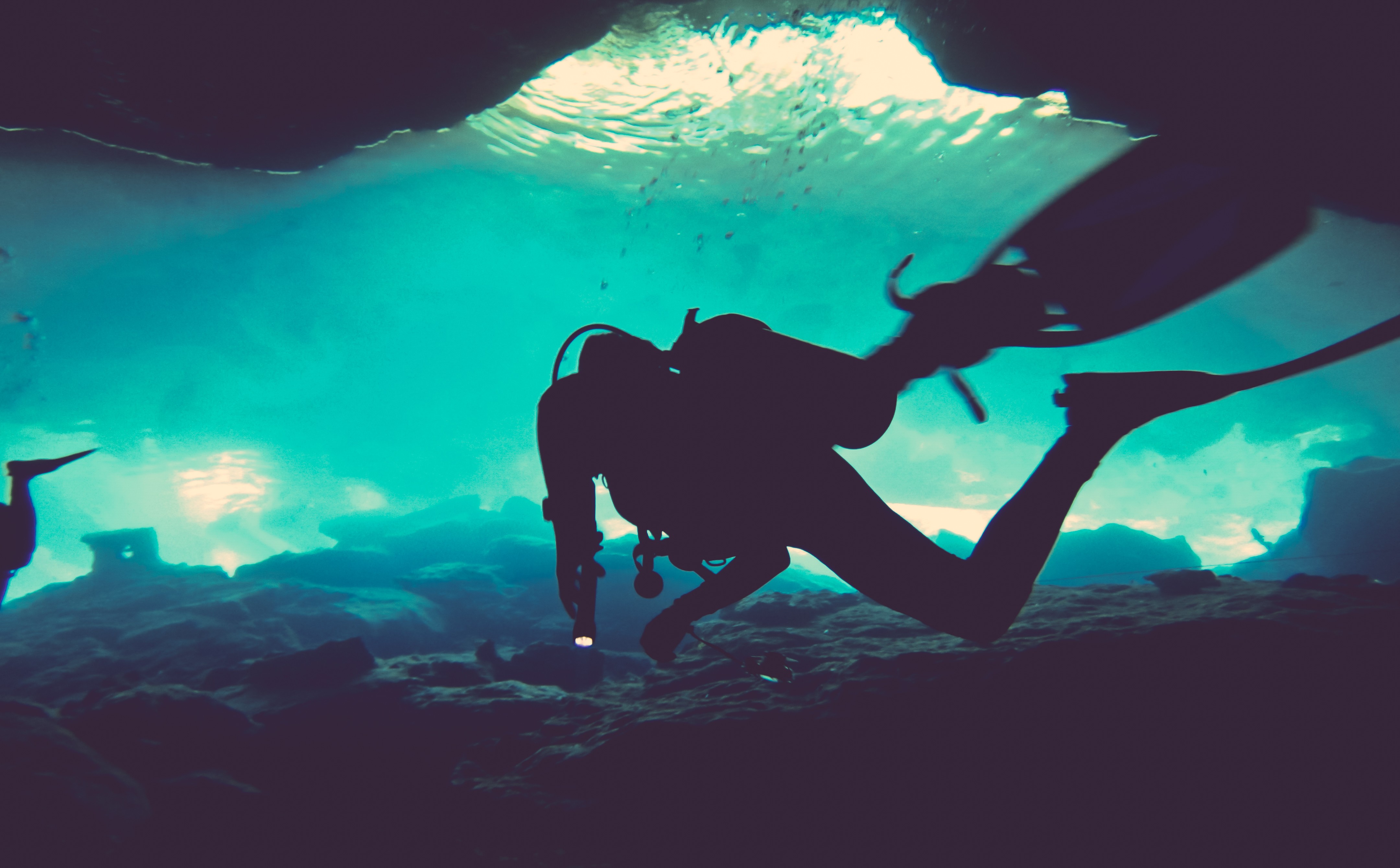 Divers exploring underwater cave HD Wallpaper
