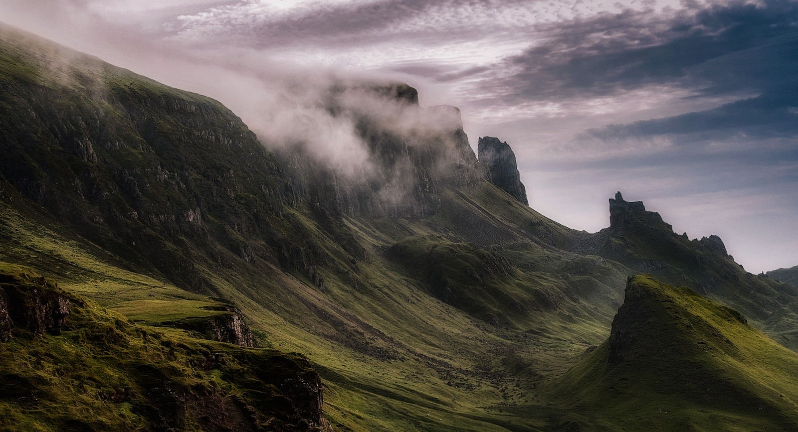 Misty mountains and cliffs in Scotland HD Wallpaper