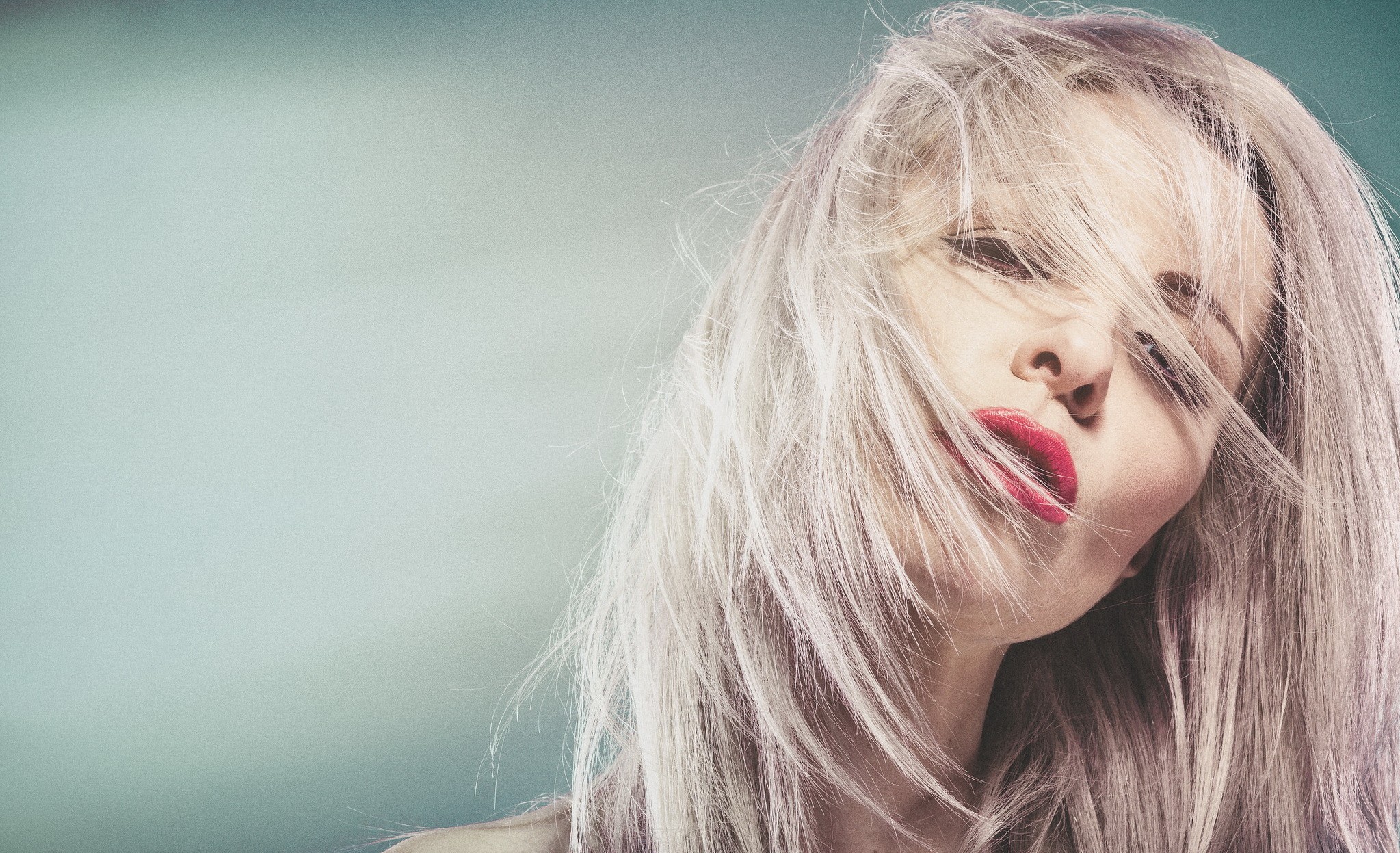 Portrait of a blonde woman with red lipstick HD Wallpaper