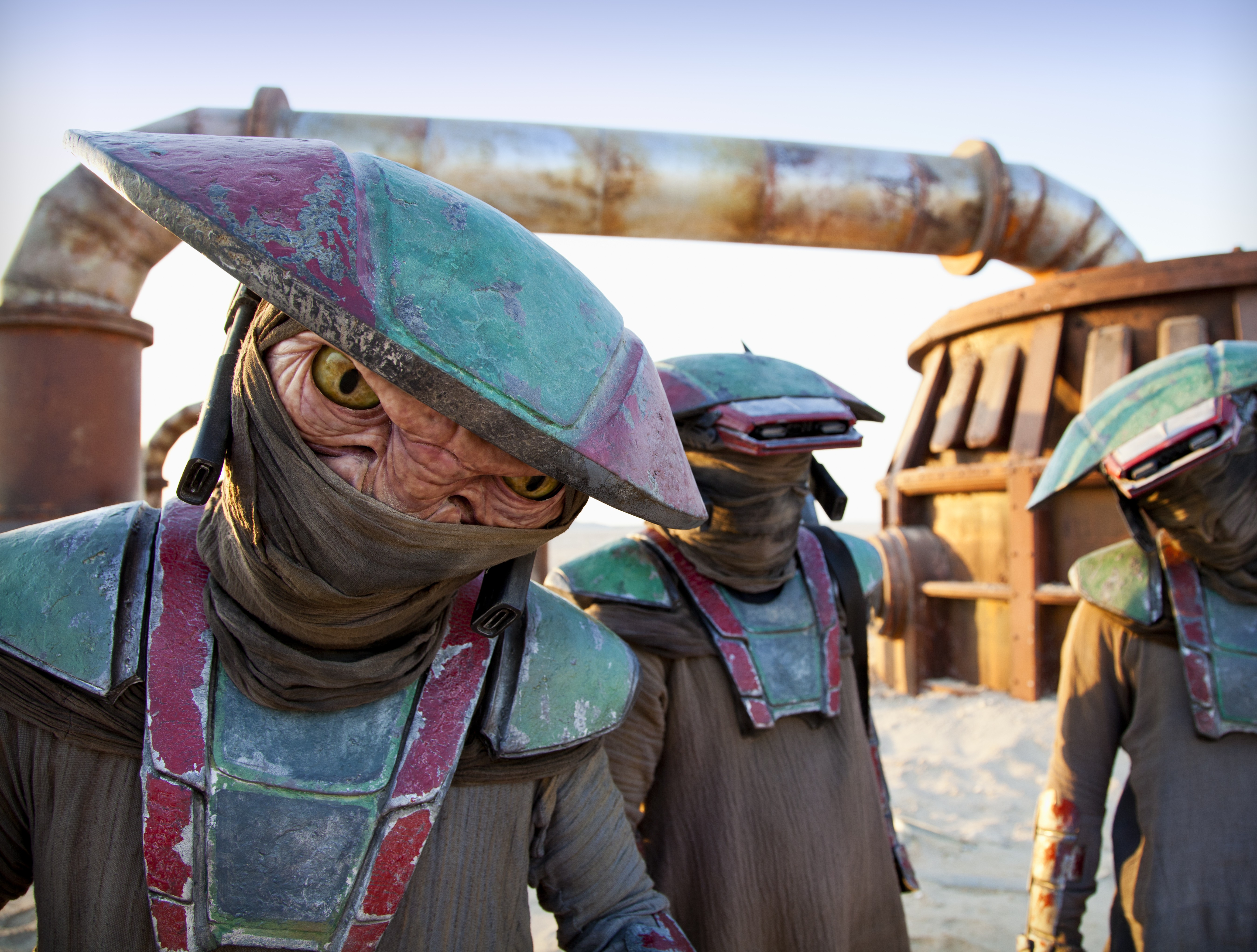 Star Wars: The Force Awakens characters in desert setting HD Wallpaper