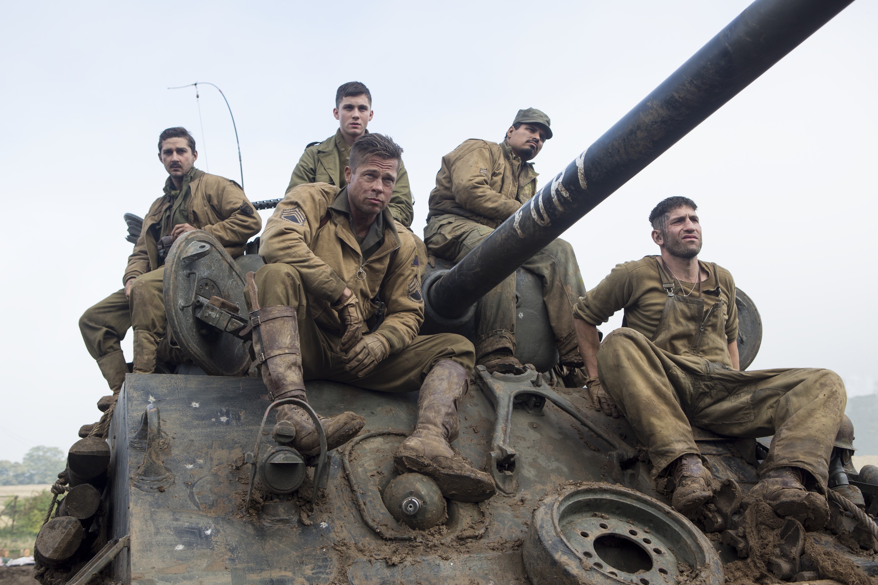 Brad Pitt and soldiers on a tank in Fury HD Wallpaper