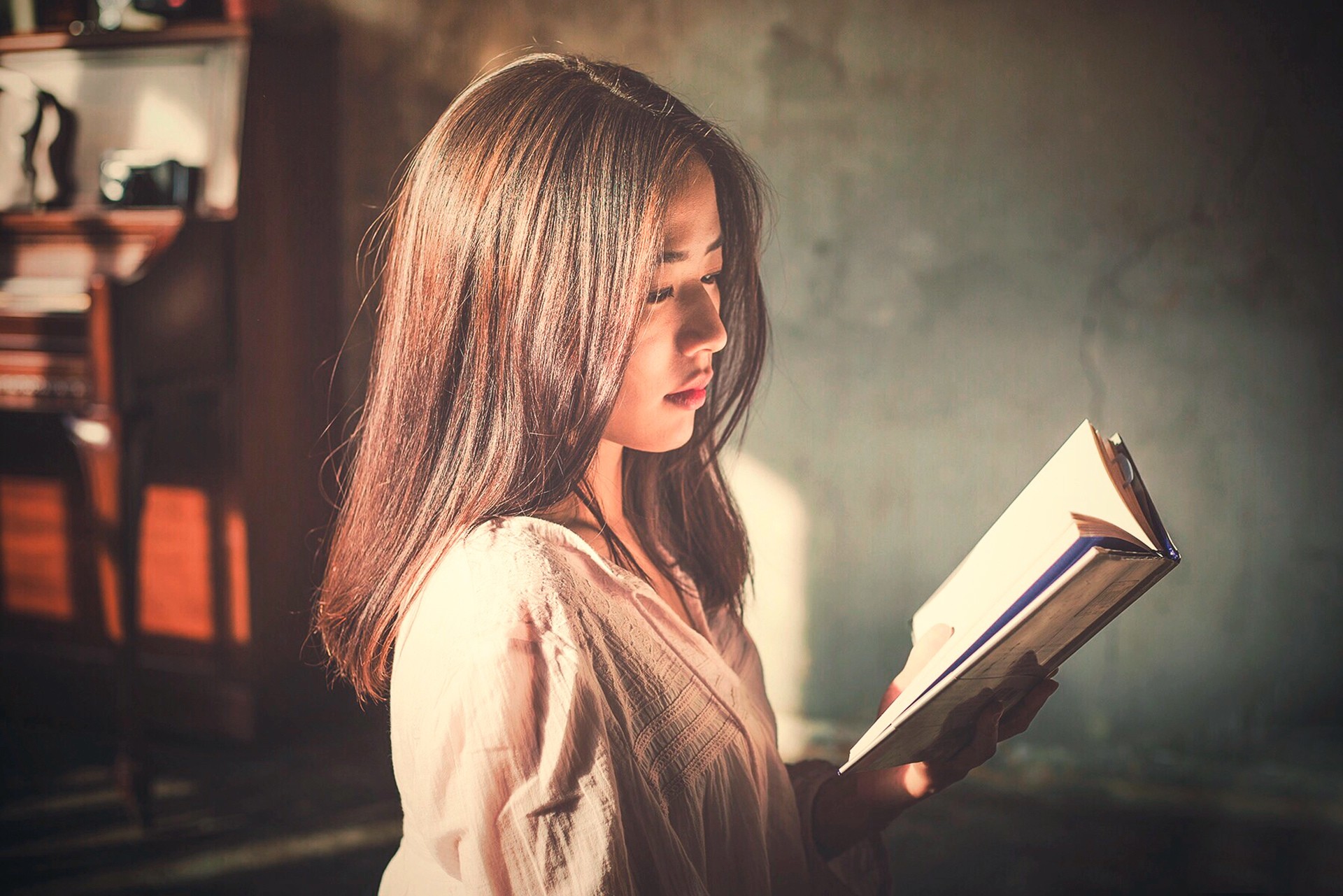 Asian woman reading a book HD Wallpaper