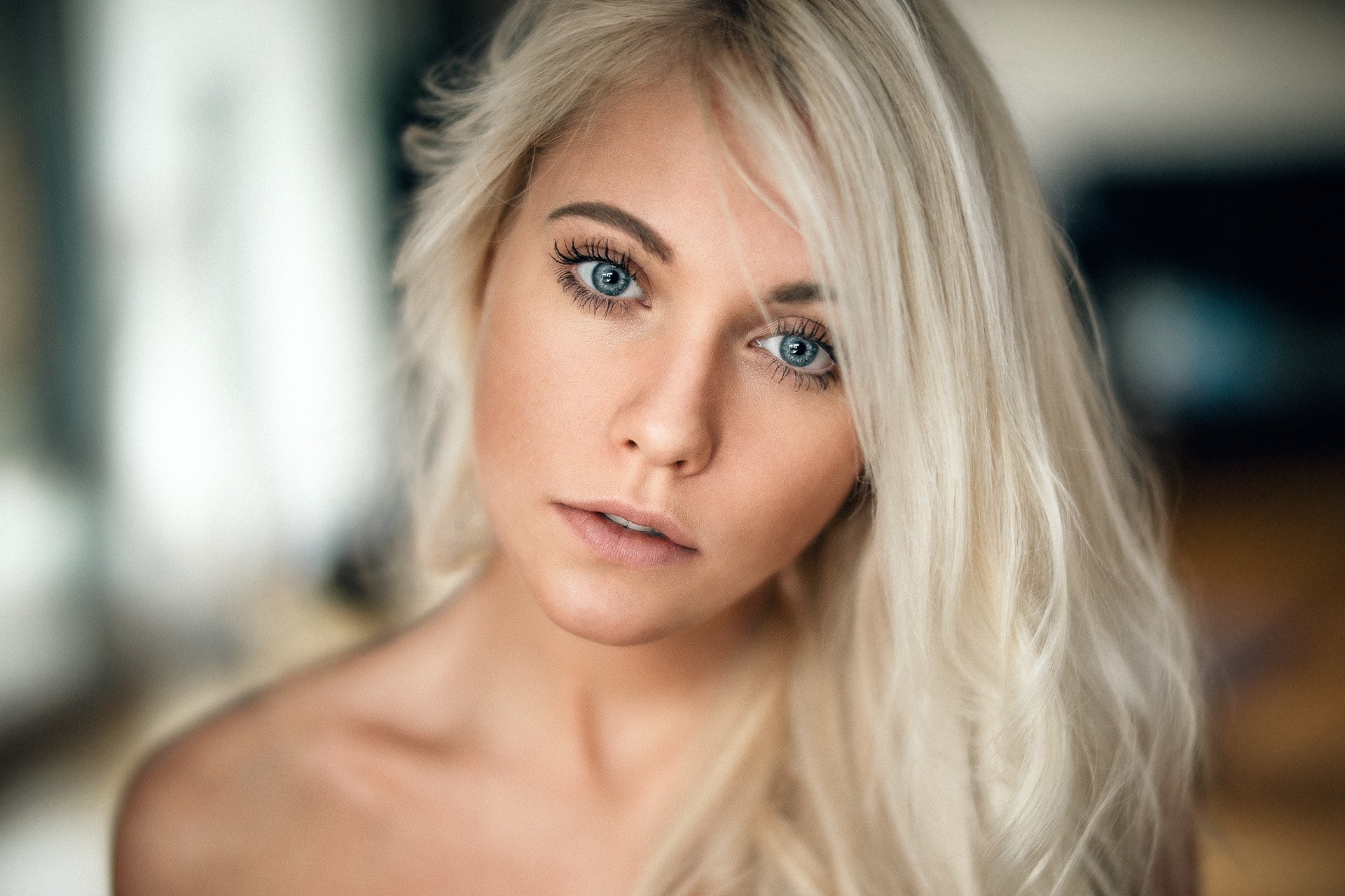 Portrait of a blonde woman with blue eyes HD Wallpaper