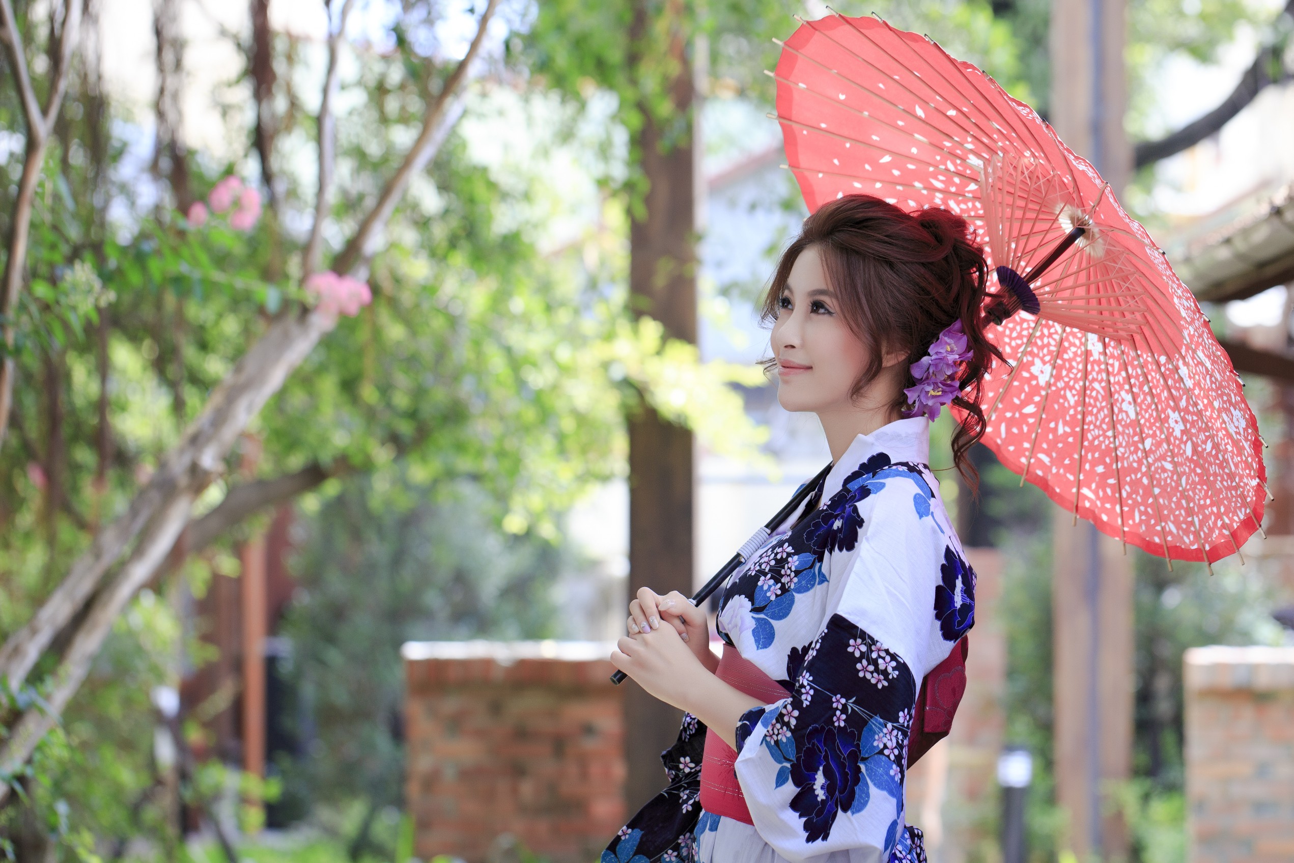 Asian woman in kimono holding a red umbrella HD Wallpaper