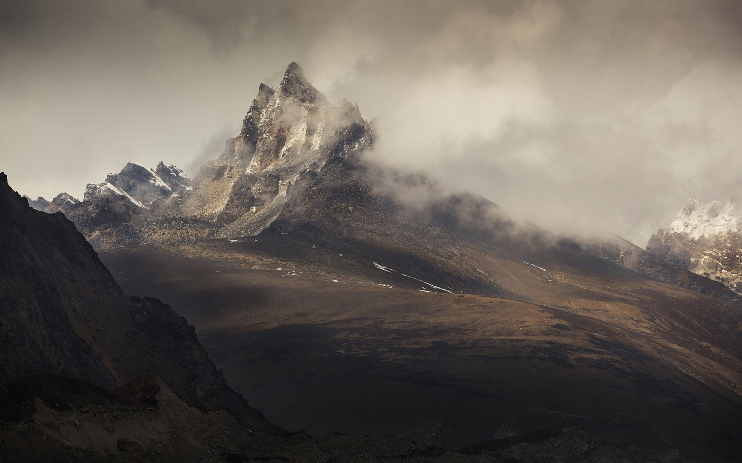 Jagged mountain peaks shrouded in clouds HD Wallpaper