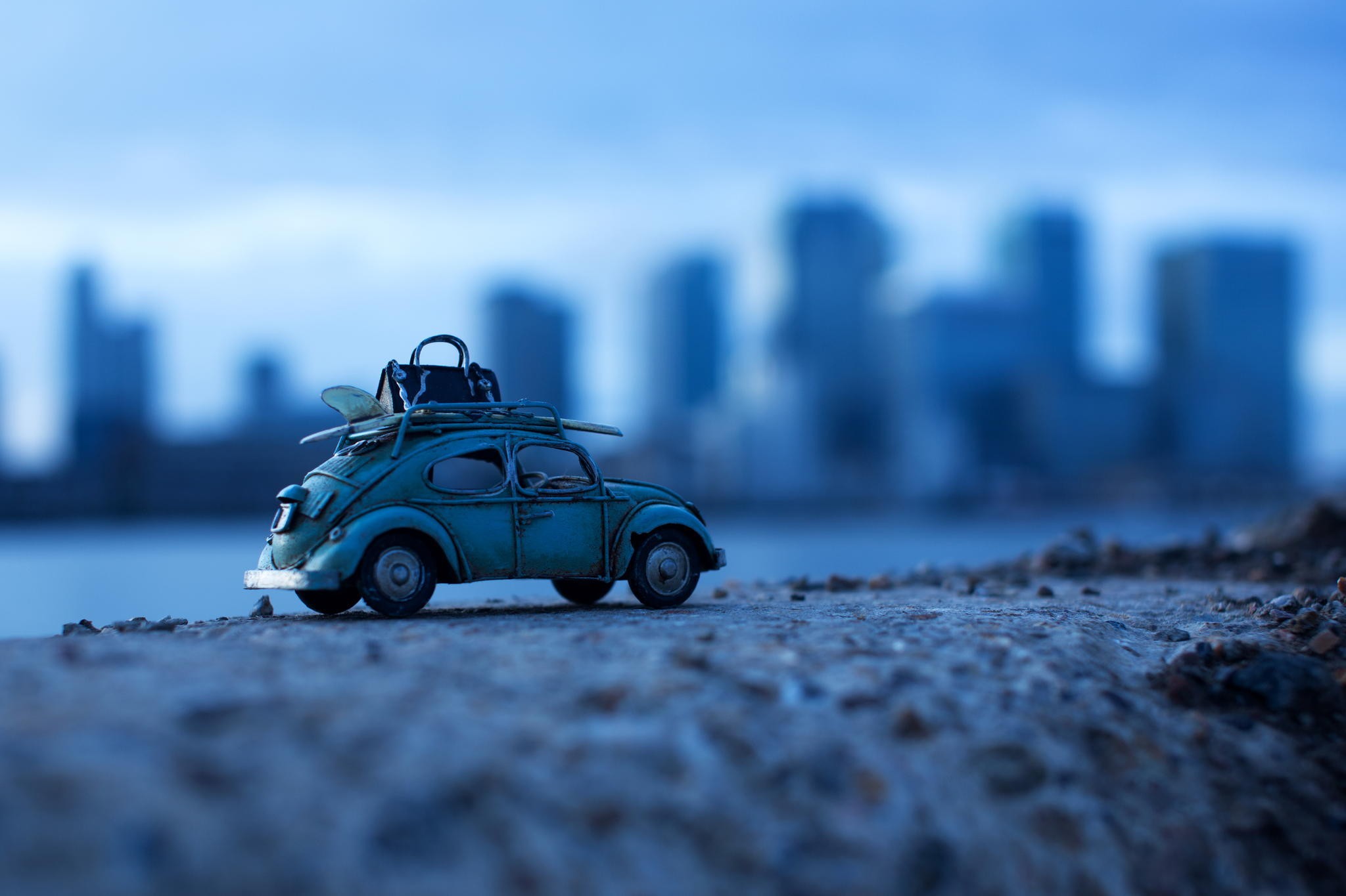 Volkswagen Beetle toy car with surfboards and luggage HD Wallpaper