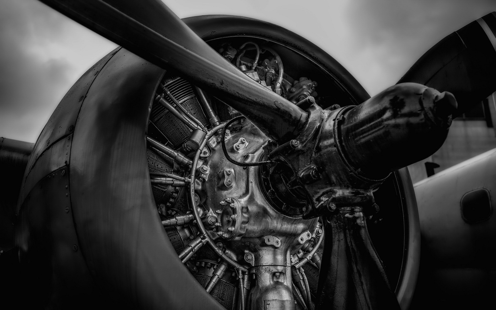 Monochrome close-up of an aircraft engine and propeller HD Wallpaper