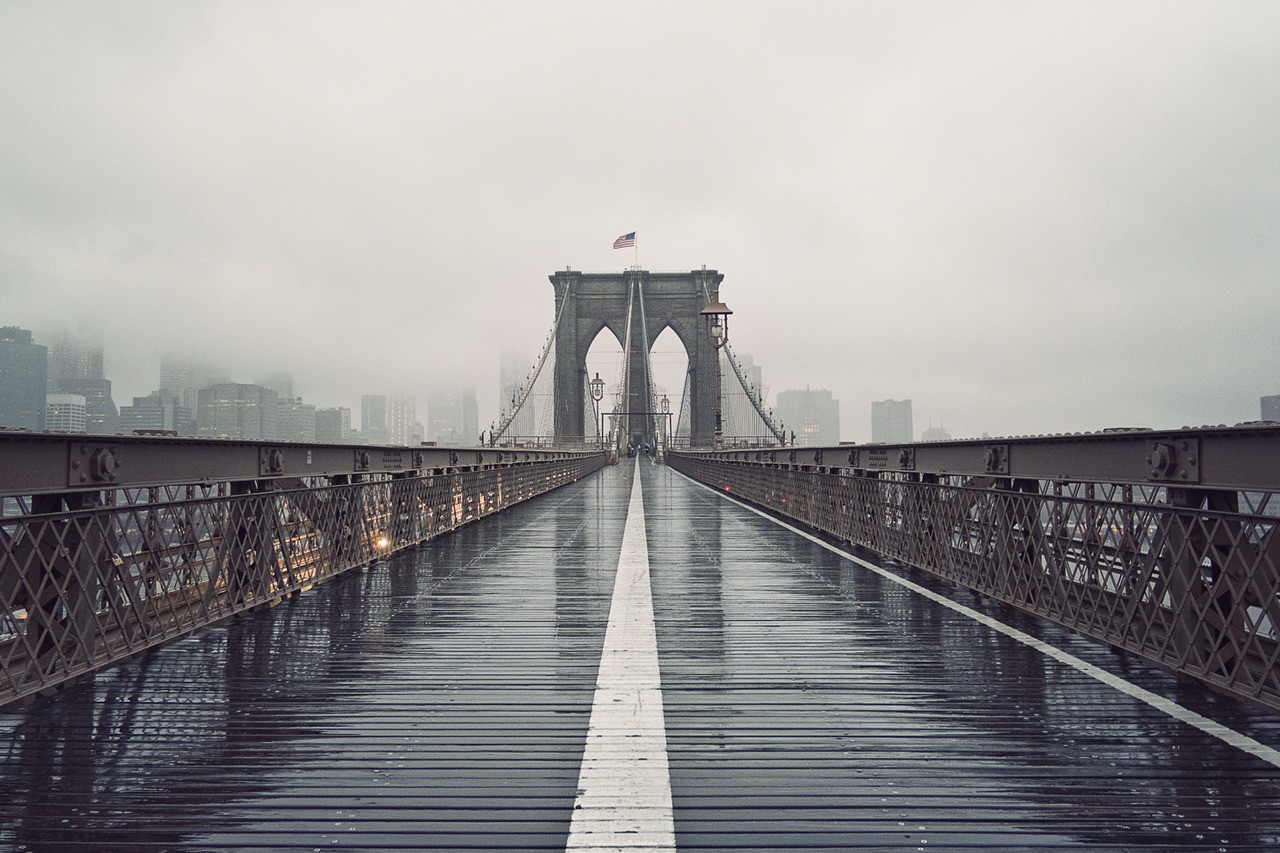 Brooklyn Bridge on a foggy day HD Wallpaper