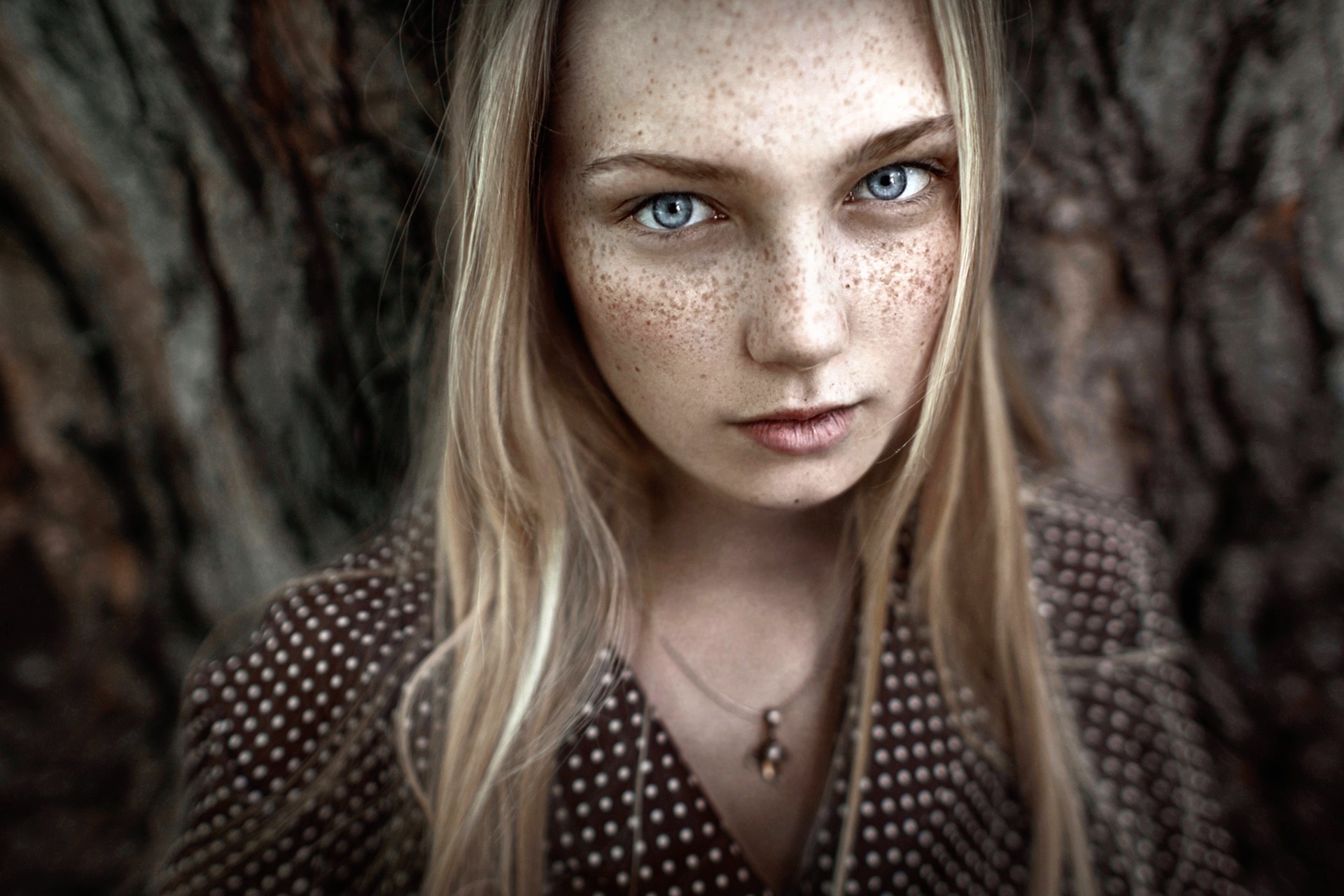 Portrait of a young woman with freckles HD Wallpaper