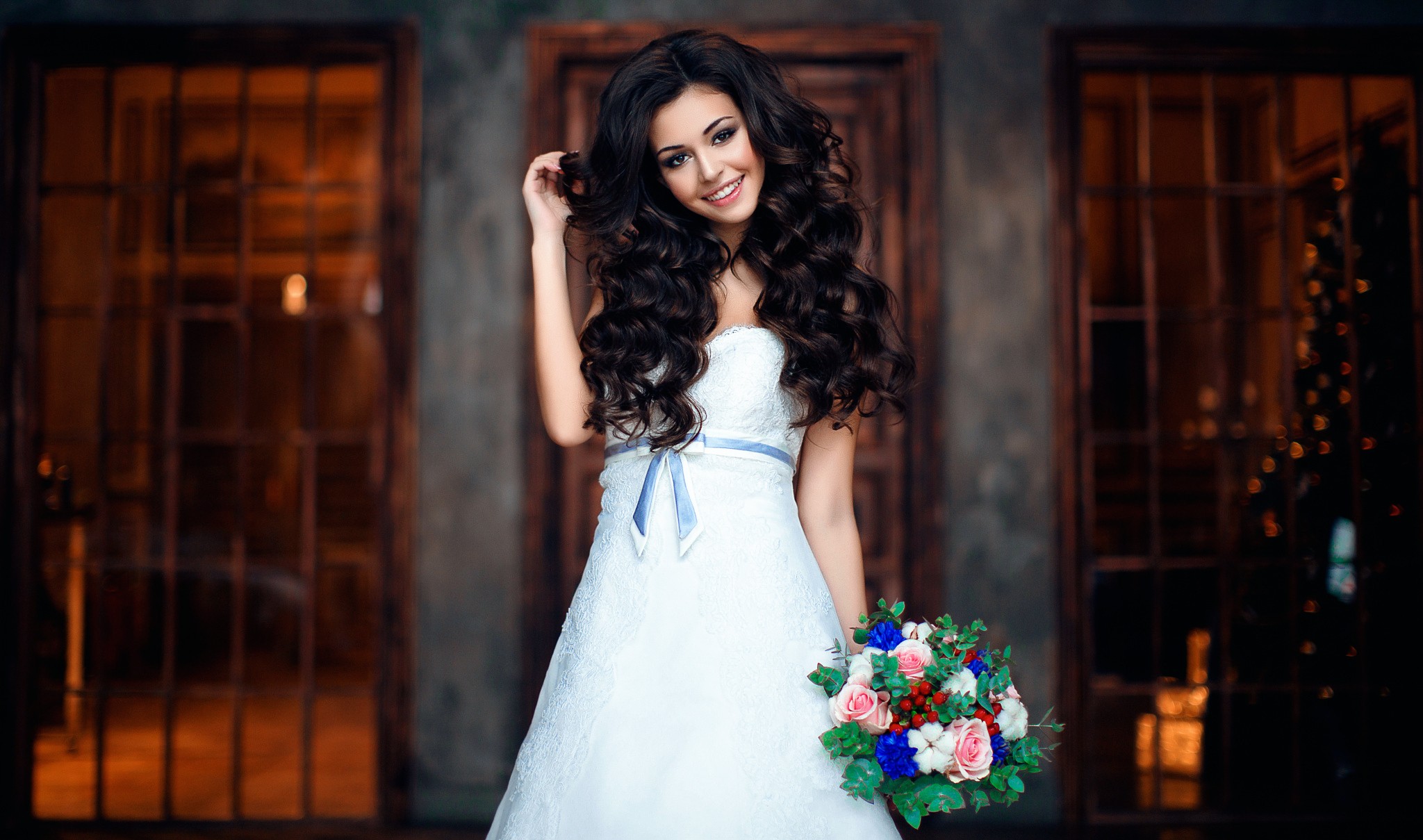 Bride in a white wedding dress holding a bouquet HD Wallpaper