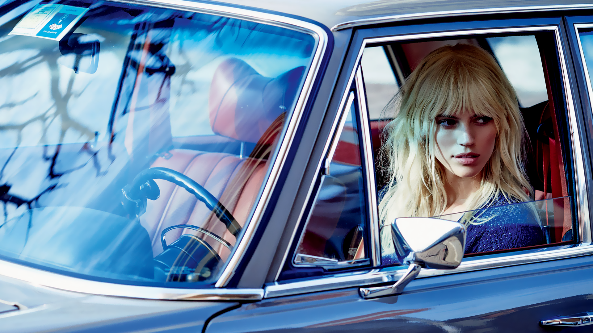Devon Windsor in a vintage car HD Wallpaper
