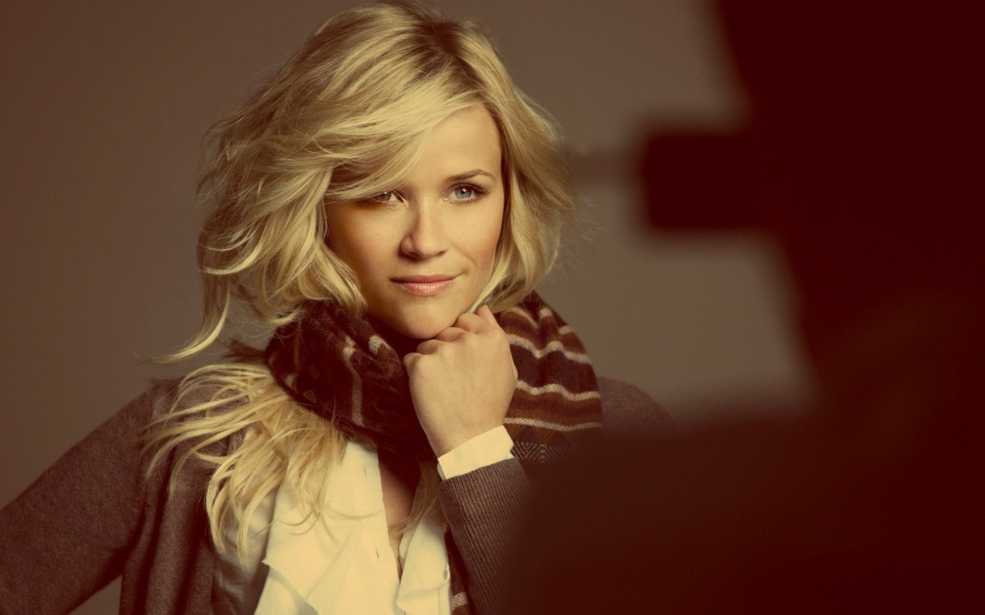 Reese Witherspoon wearing a scarf and sweater HD Wallpaper