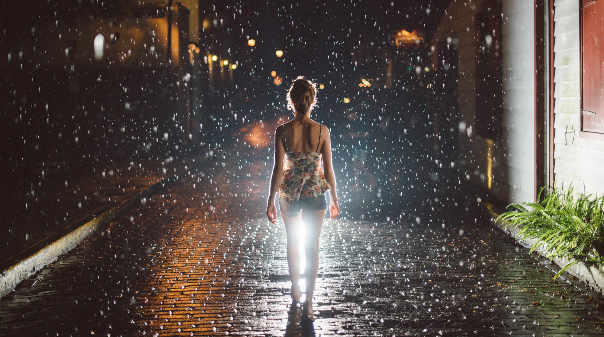 Woman walking in the rain at night HD Wallpaper