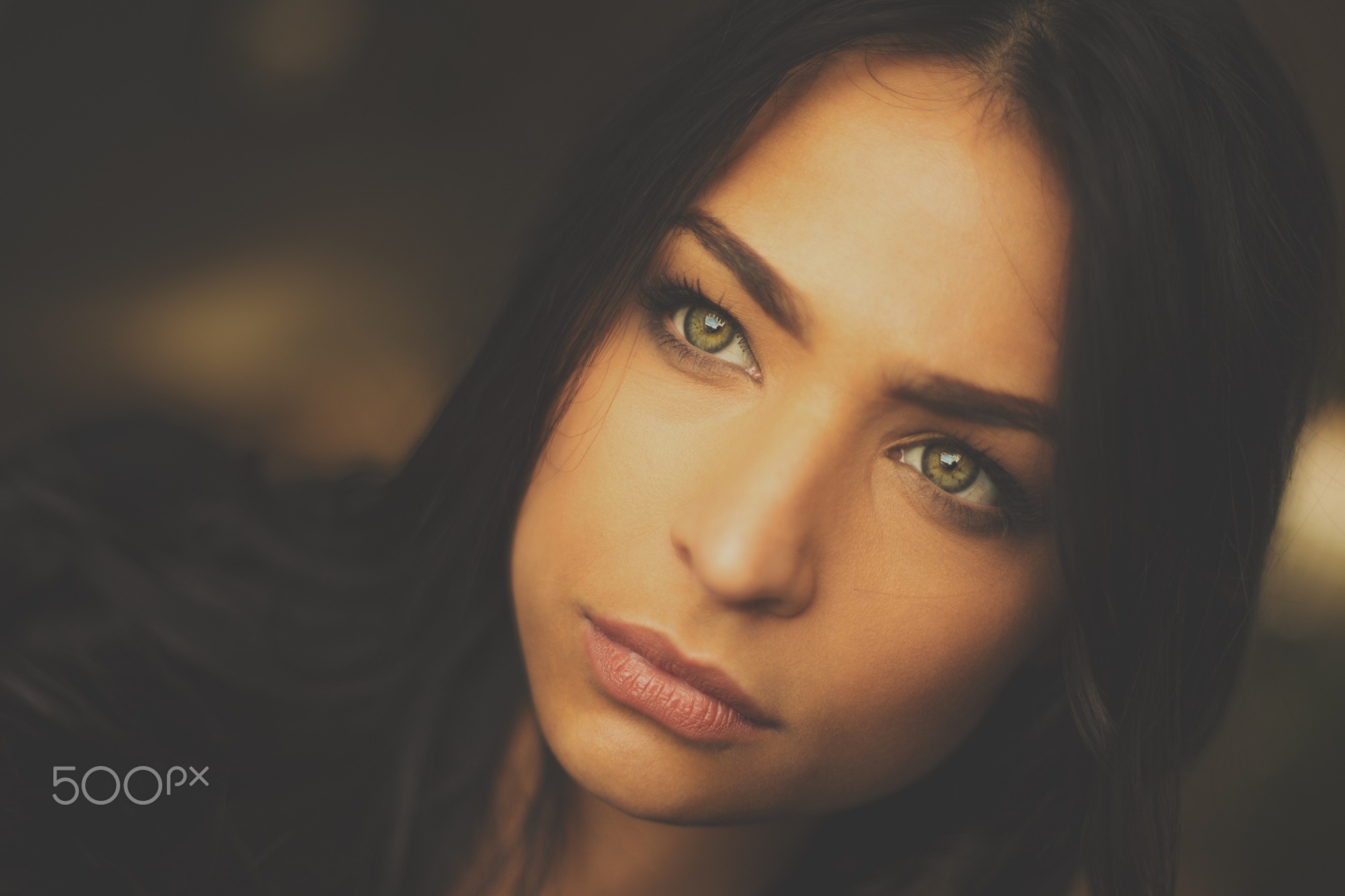 Close-up portrait of a woman with green eyes HD Wallpaper