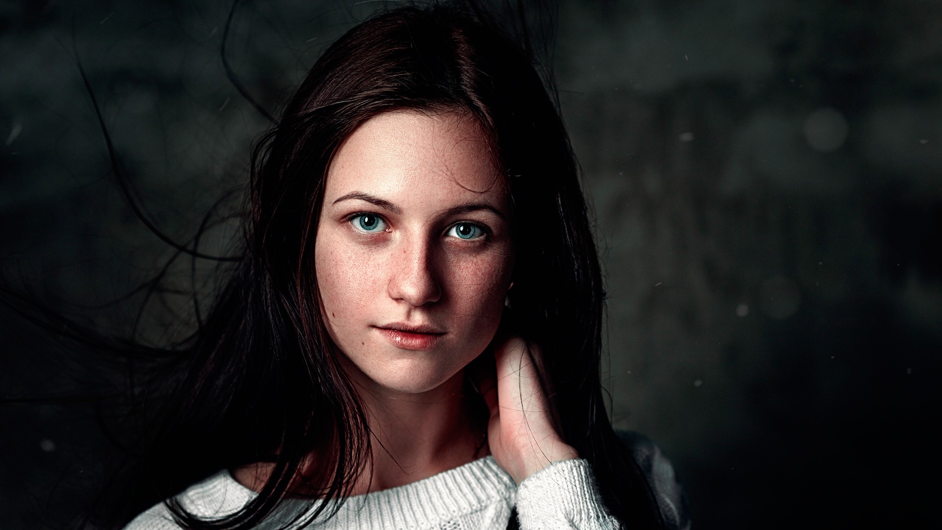 Portrait of a young woman with blue eyes HD Wallpaper