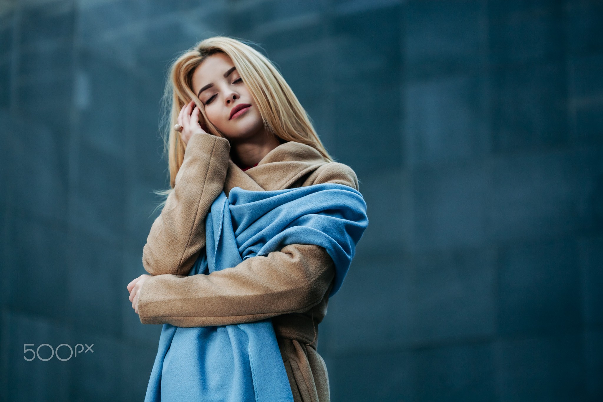Woman with blonde hair wearing a coat and scarf HD Wallpaper