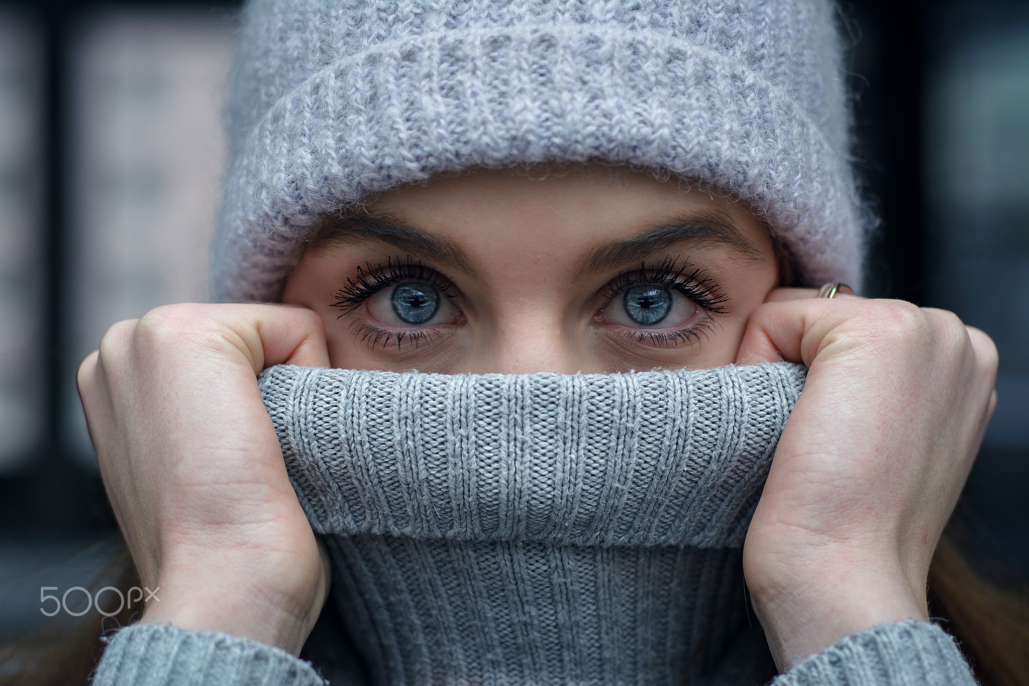 Woman wearing a grey beanie and turtleneck HD Wallpaper