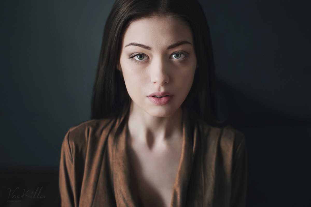 Woman with green eyes looking at the viewer HD Wallpaper