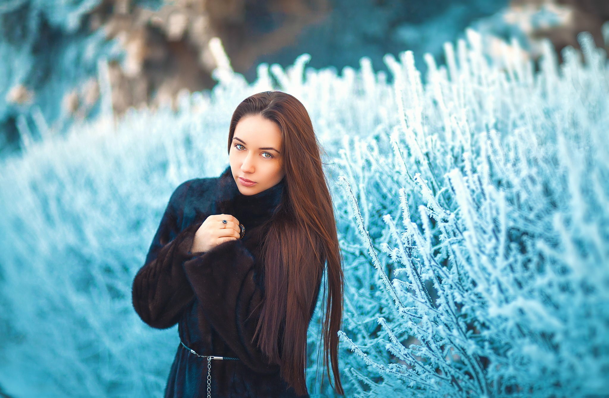 Woman in fur coat in winter landscape HD Wallpaper