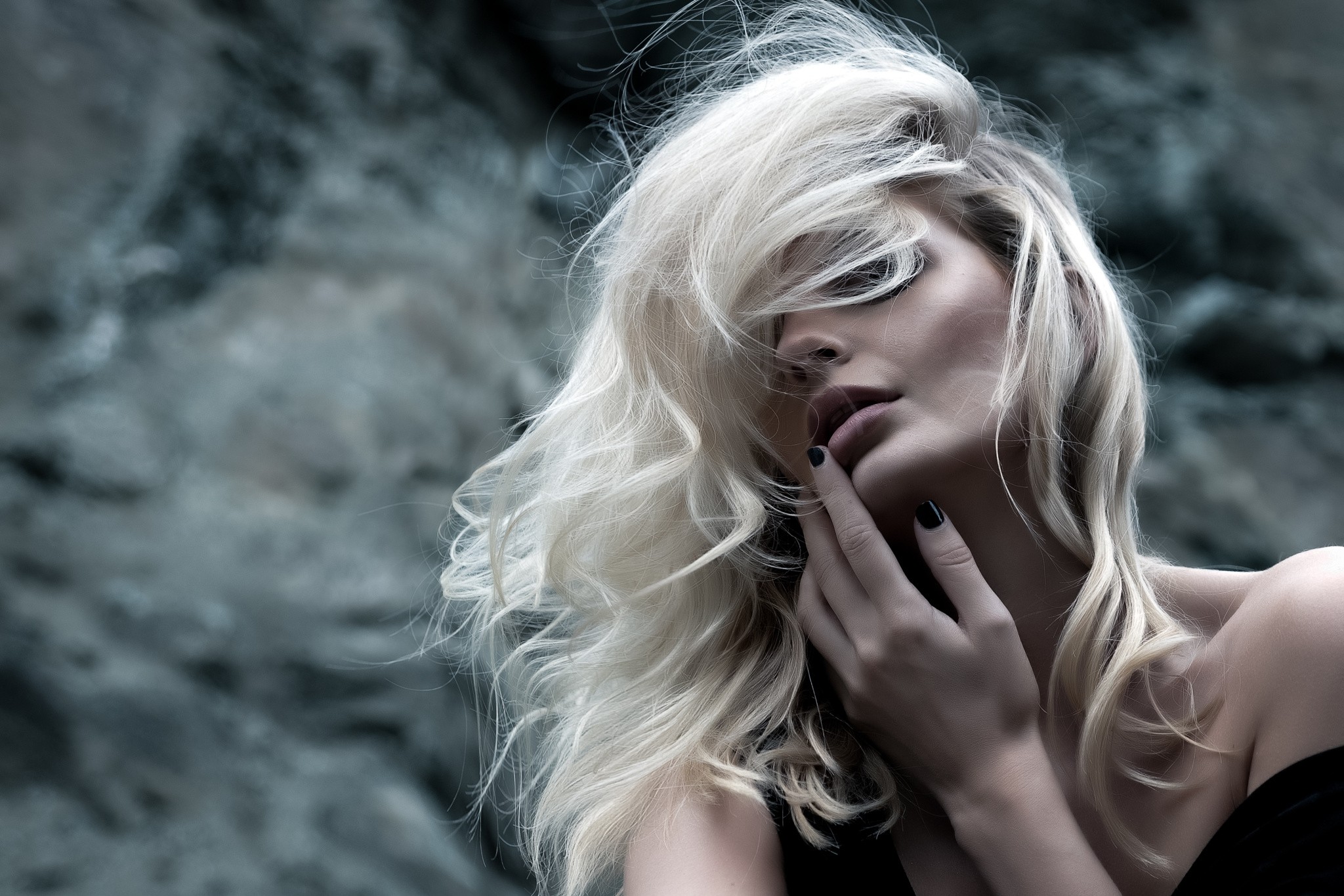 Portrait of a blonde woman with finger in mouth HD Wallpaper