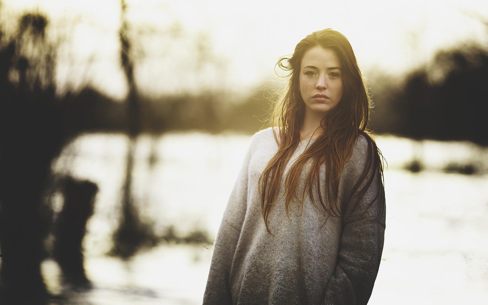 Woman in a sweater outdoors HD Wallpaper