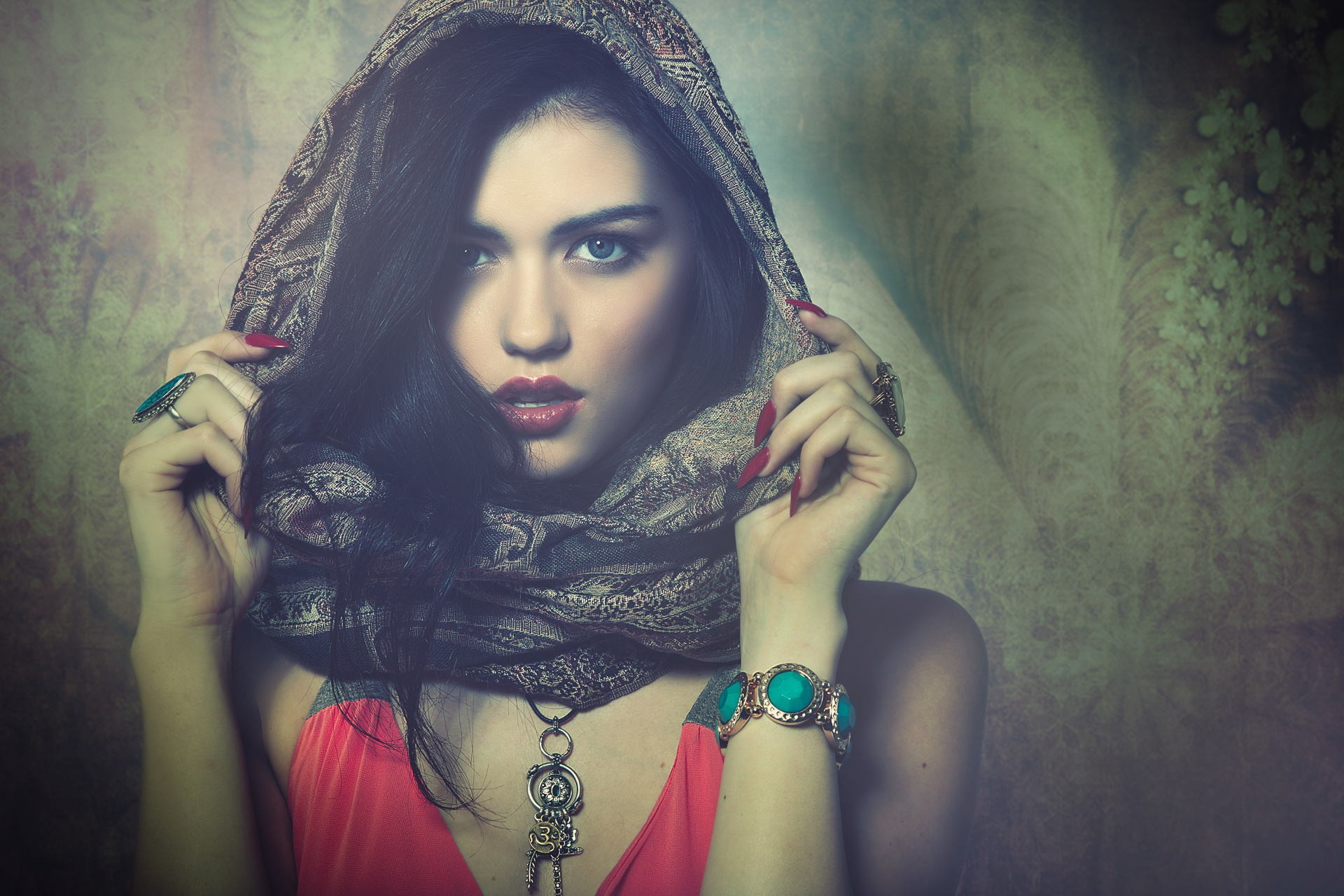 Model Keely King wearing a headscarf and jewelry HD Wallpaper