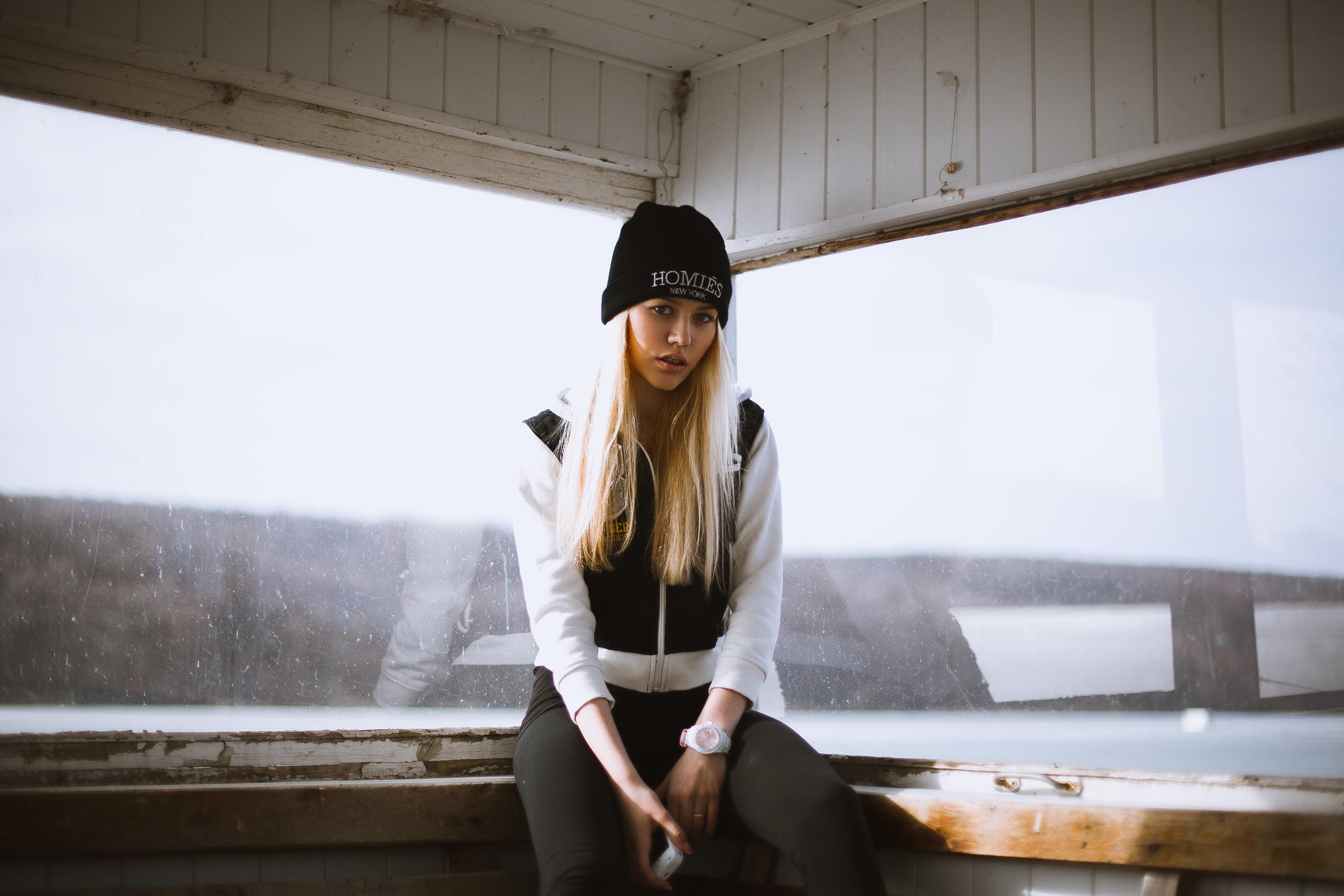 Woman with blonde hair wearing a beanie and hoodie HD Wallpaper