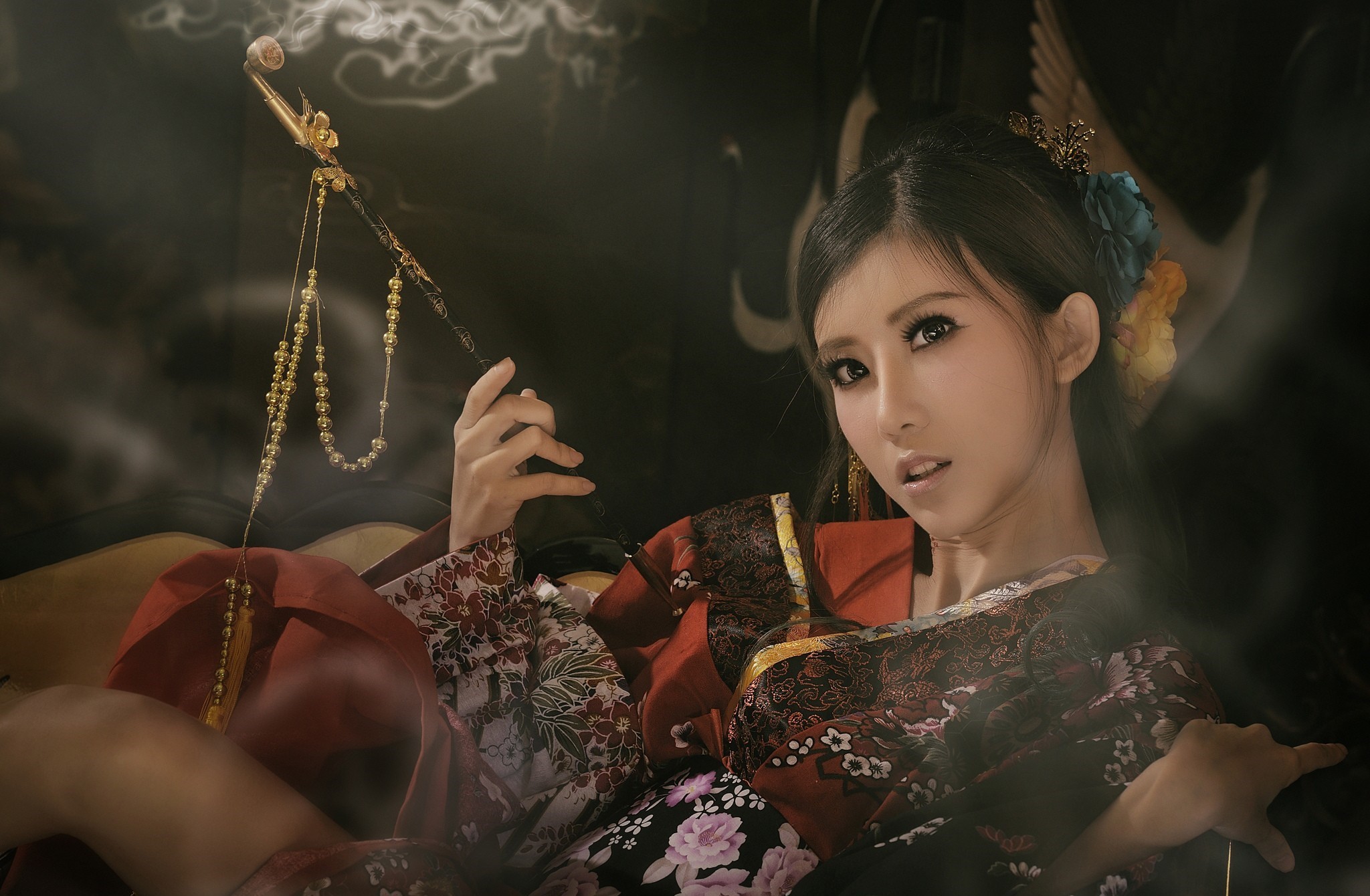 Asian woman in traditional Japanese kimono holding a pipe HD Wallpaper