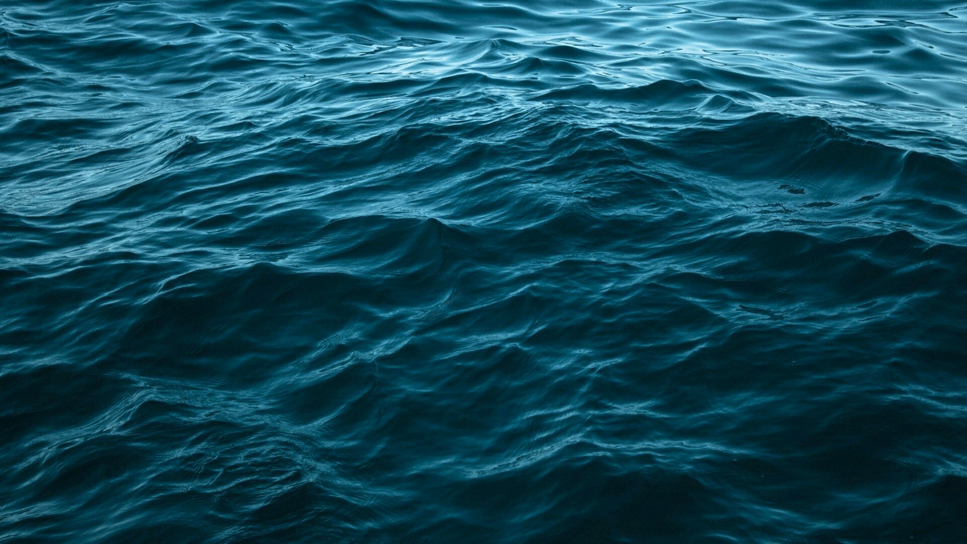 Deep blue ocean waves with light reflections HD Wallpaper