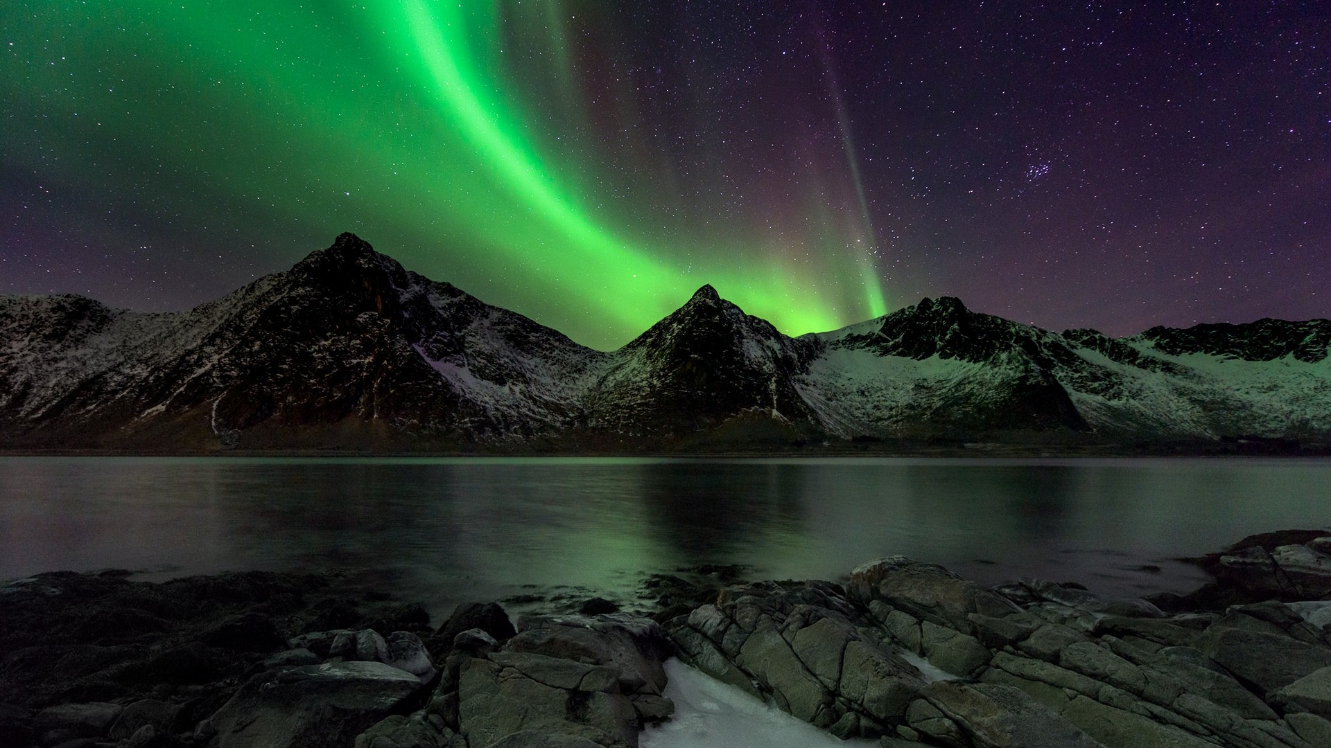 Aurora Borealis over snow-capped mountains and a lake HD Wallpaper