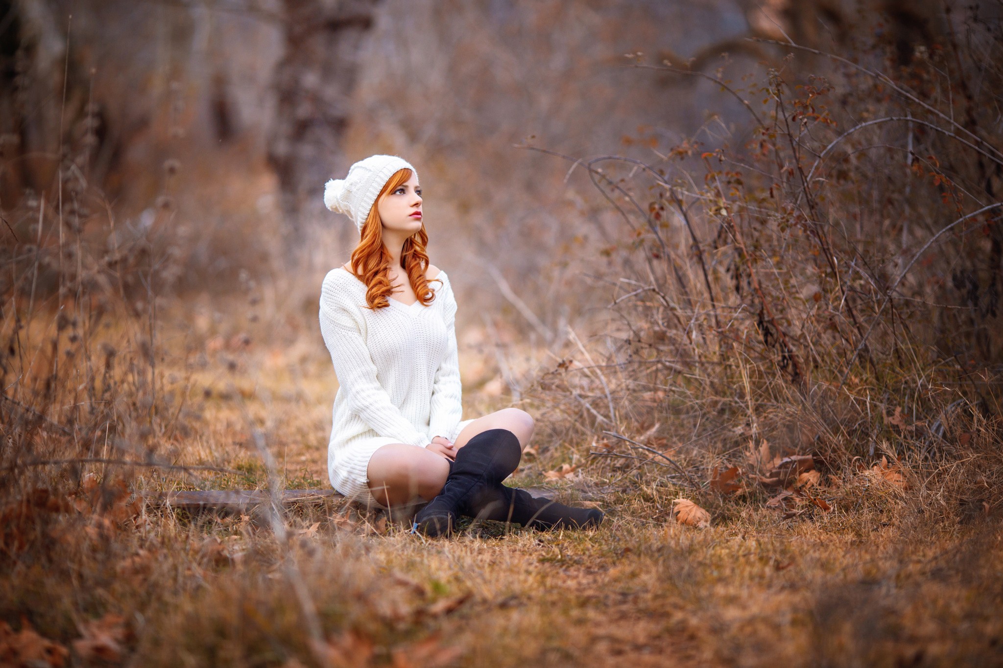 Redhead woman wearing a white sweater and hat outdoors HD Wallpaper
