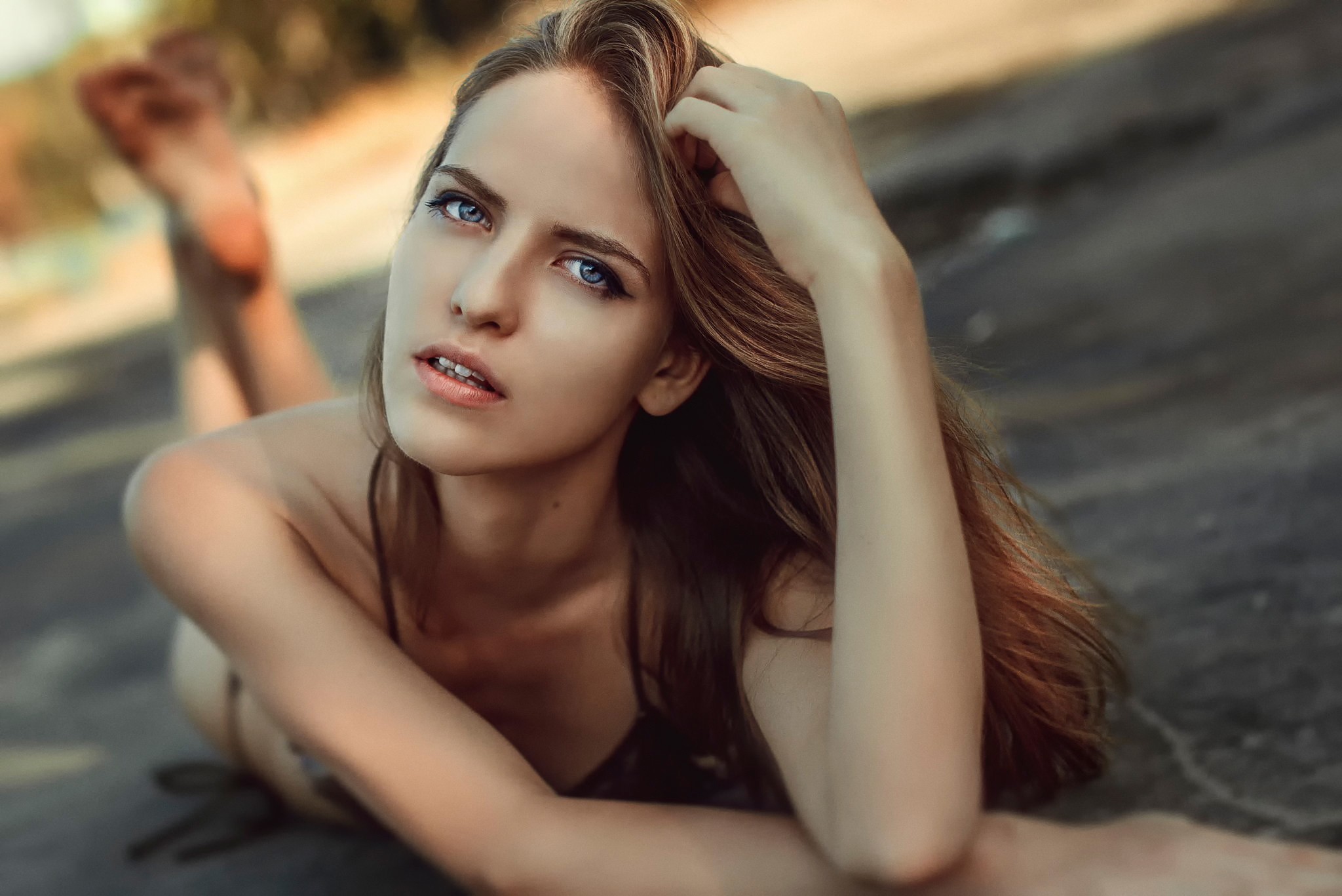 Woman with blue eyes lying on the ground HD Wallpaper