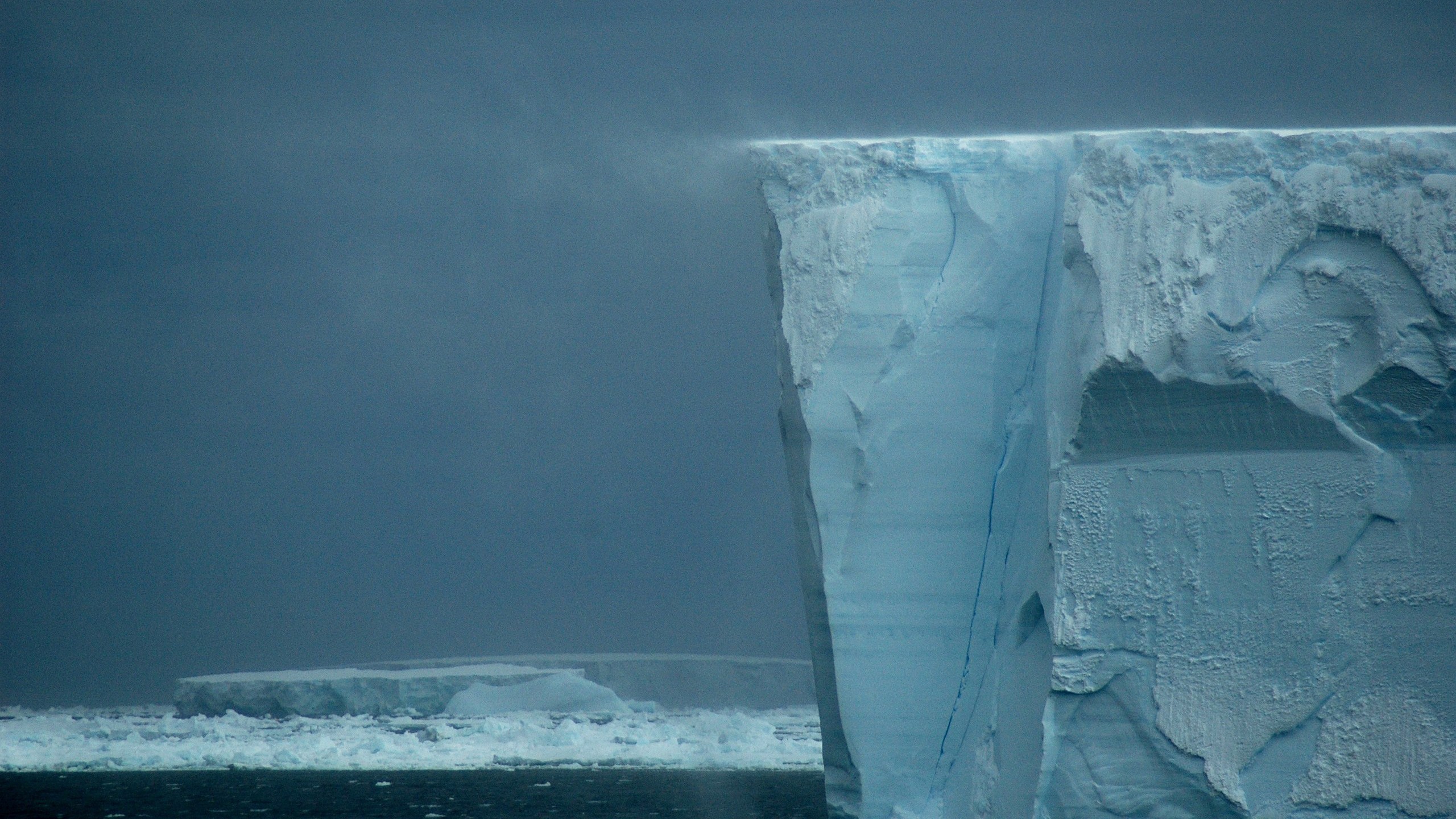Massive iceberg with a flat top in the ocean HD Wallpaper