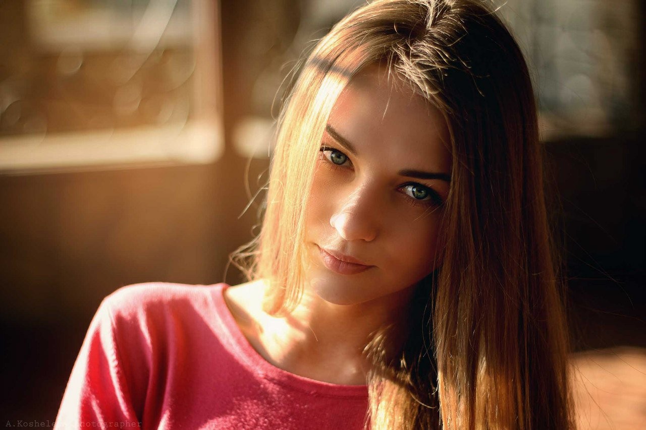 Young woman with blonde hair HD Wallpaper