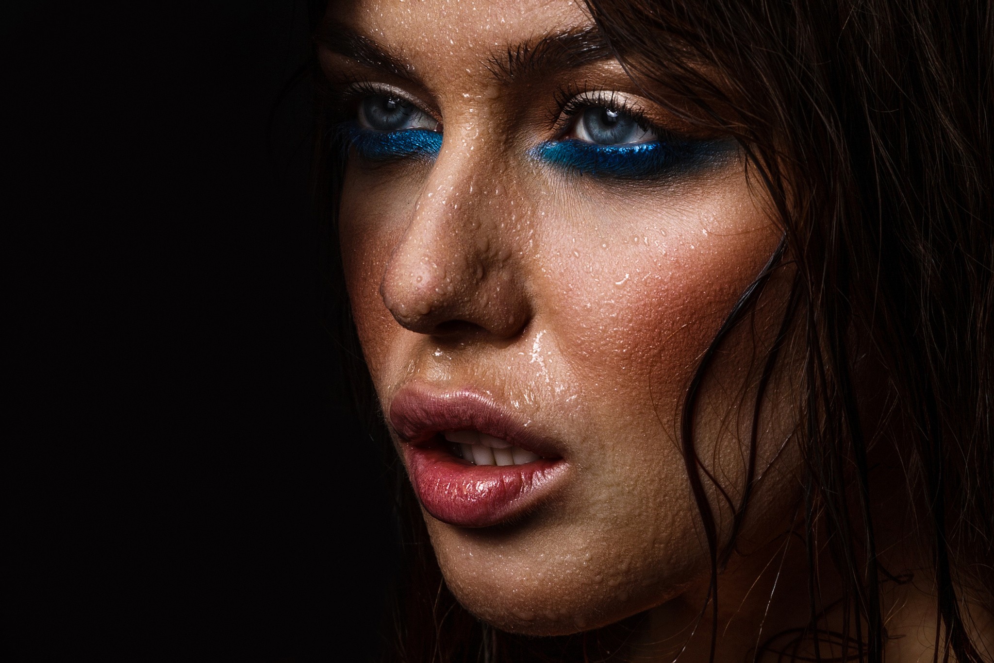 Woman with blue makeup and water drops HD Wallpaper