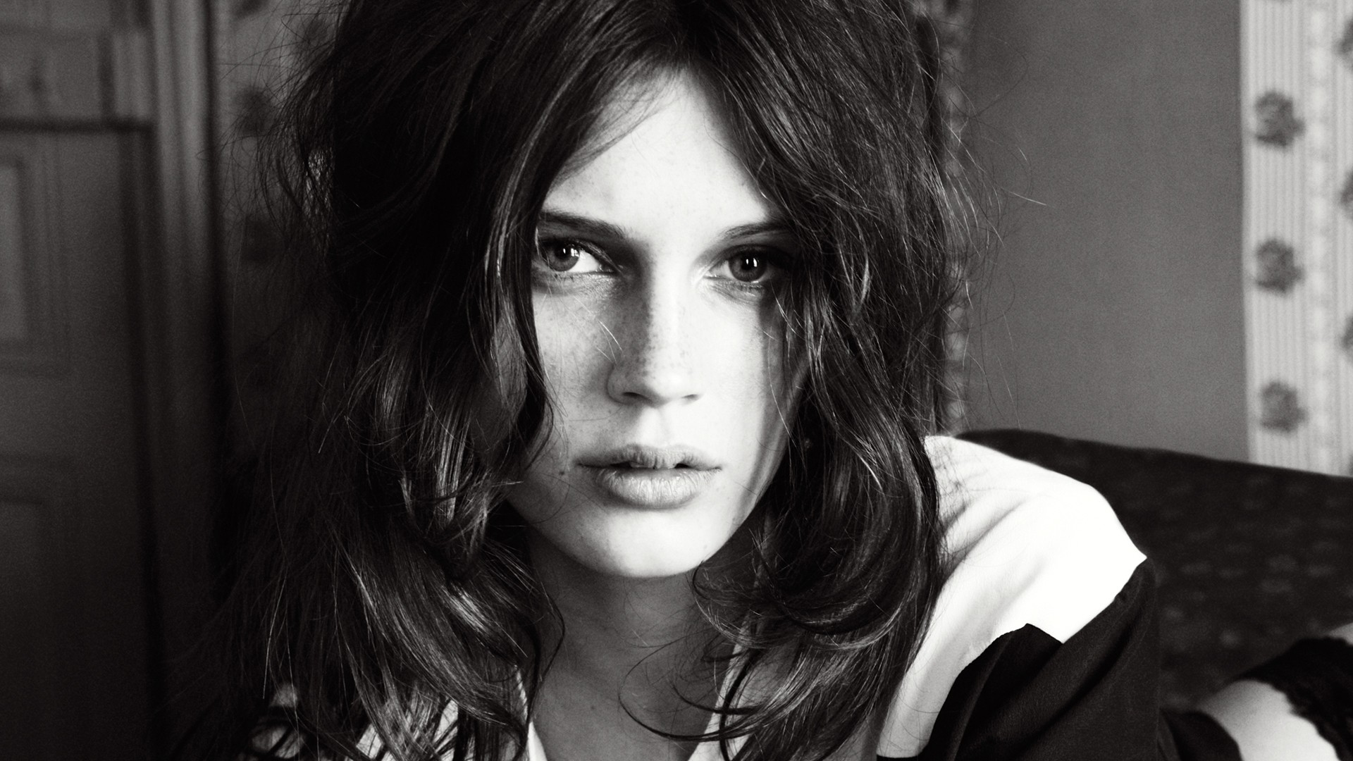 Black and white portrait of a woman HD Wallpaper