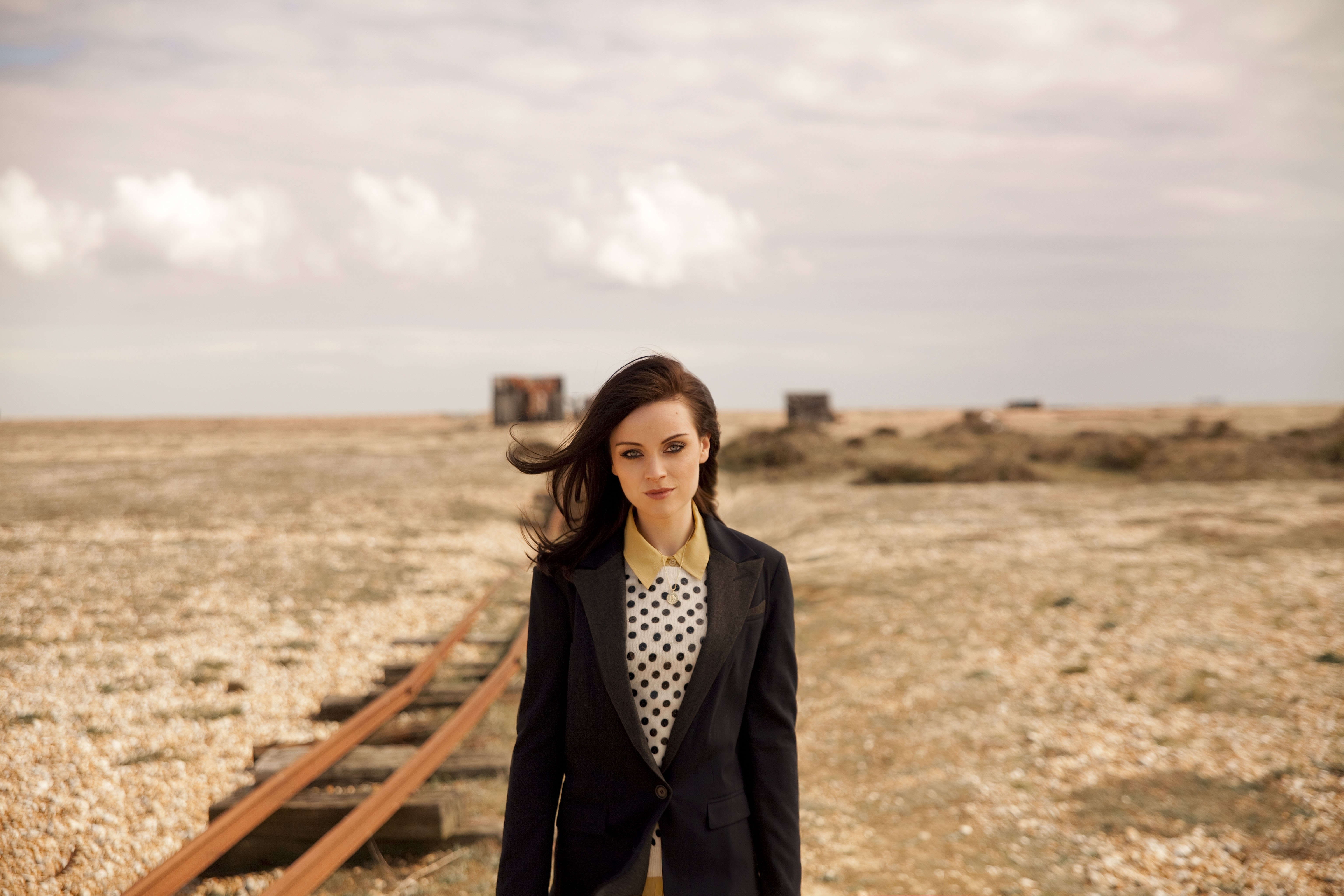 Amy Macdonald walks on train tracks in a desert HD Wallpaper