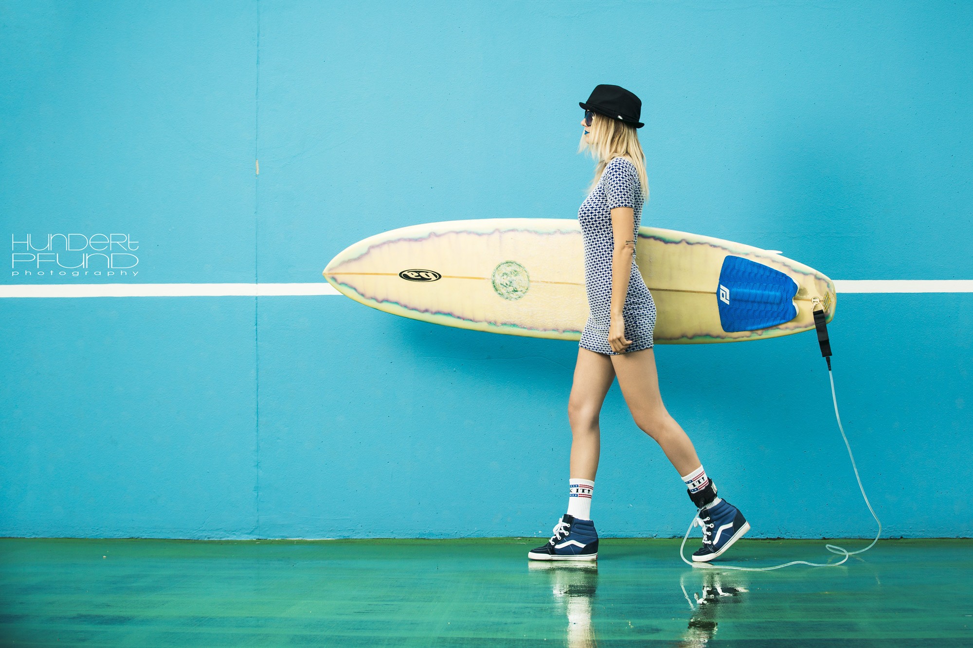 Woman with surfboard and Hundertpfund photography logo HD Wallpaper