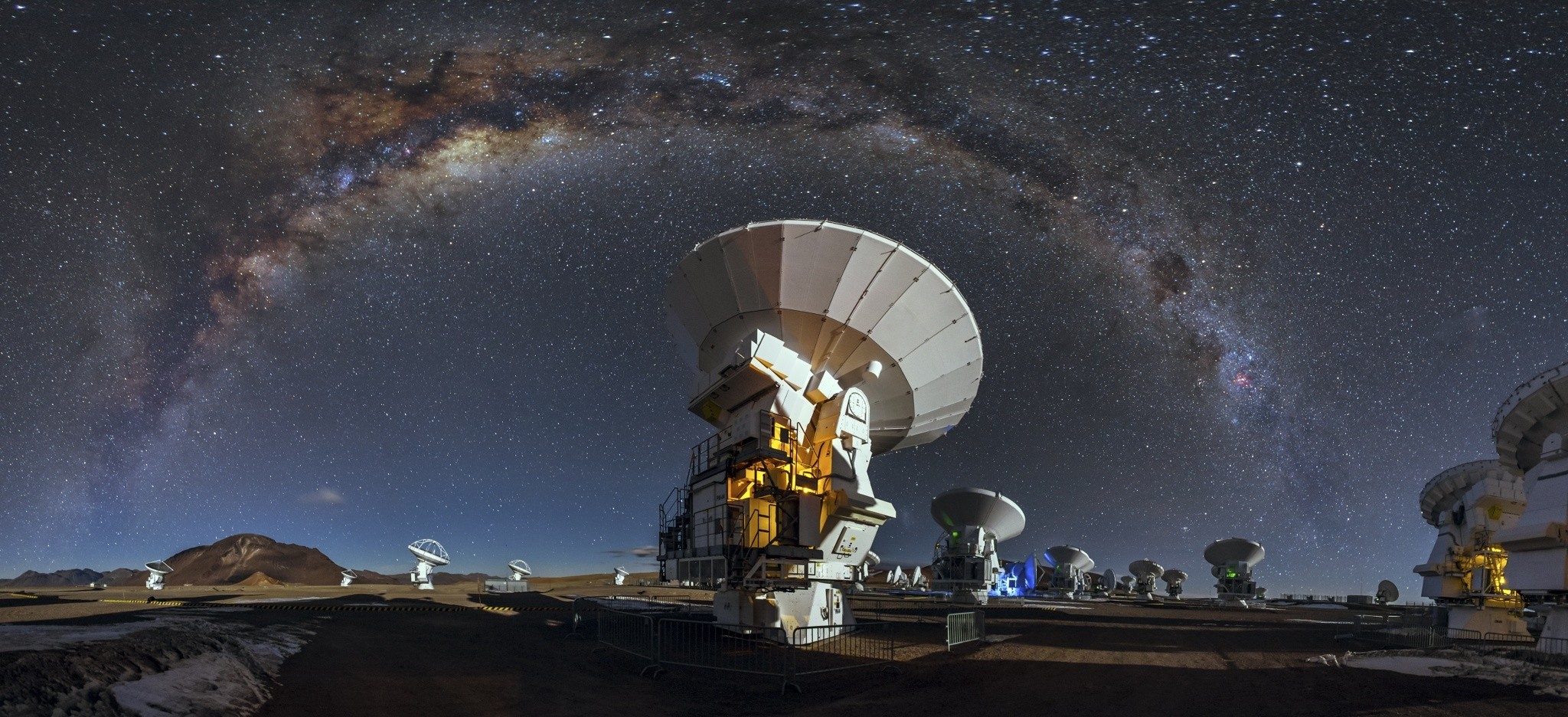 ALMA Observatory under the Milky Way in Chile HD Wallpaper
